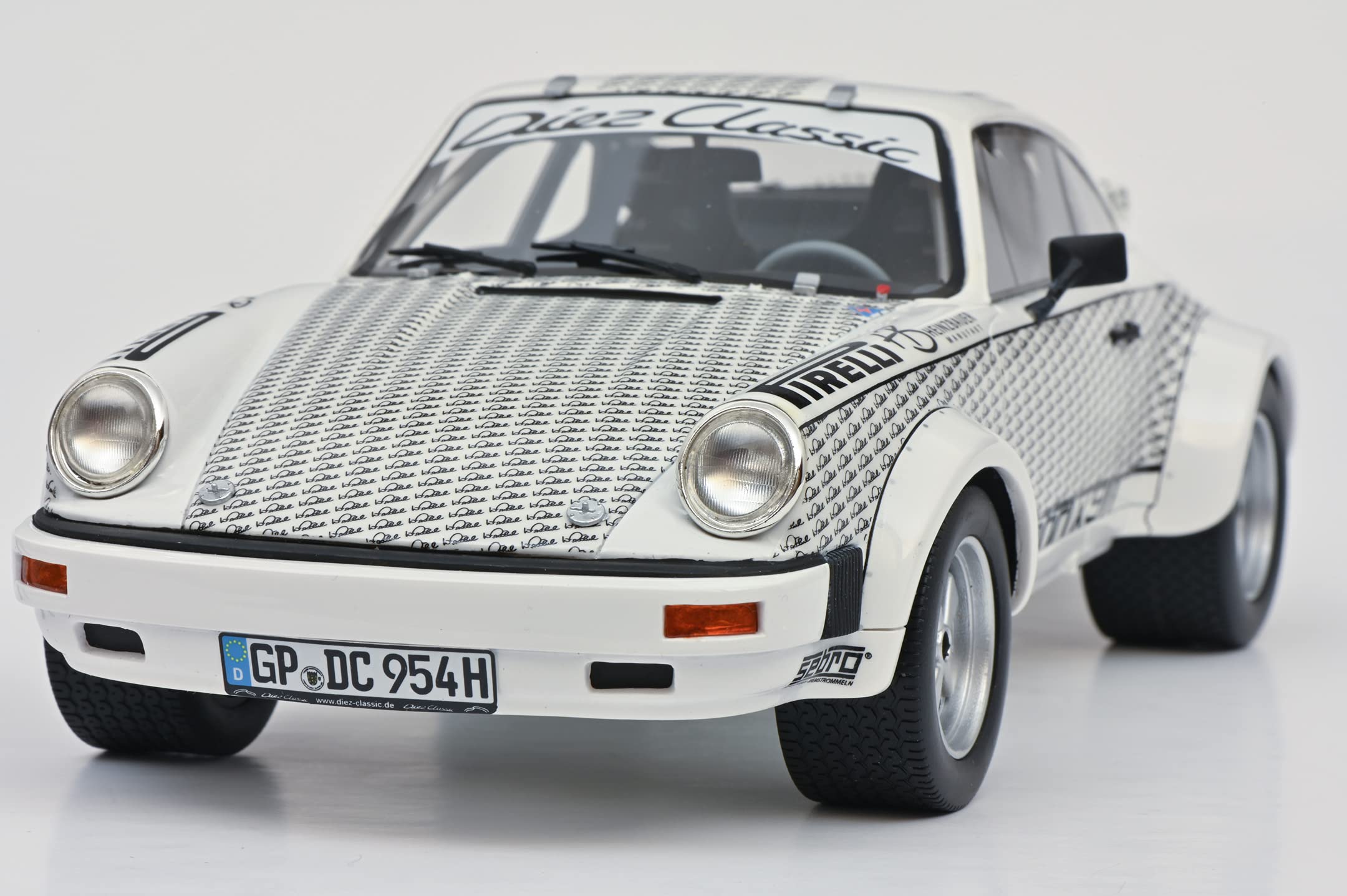 ミニカーSchucoシュコー ポルシェ 911 Rohrl x 911 Amazon | シュコー 1/18 ポルシェ 911 Rohrl x 911 W.ロールフィギュア