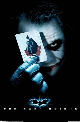 Trends International Póster de pared de la película de DC Comics, The Dark Knight, The Joker con Batman Playing Card de pared, 22.375 x 34 pulgadas,