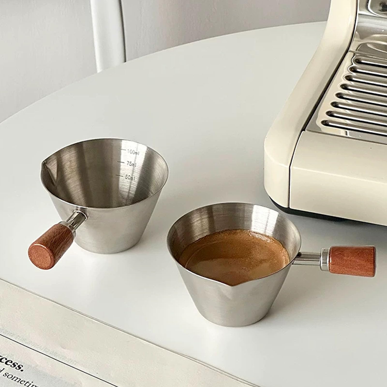 2 Stück Espresso Messbecher, mit Holzgriff und Abgestufter Skala (Silver) | 100 Ml Messbecher Kaffee Edelstahl, Mit v-Förmigem Ausguss Genaue Flüssigkeitsportionskontrolle Kaffee, Desserts, Cocktails