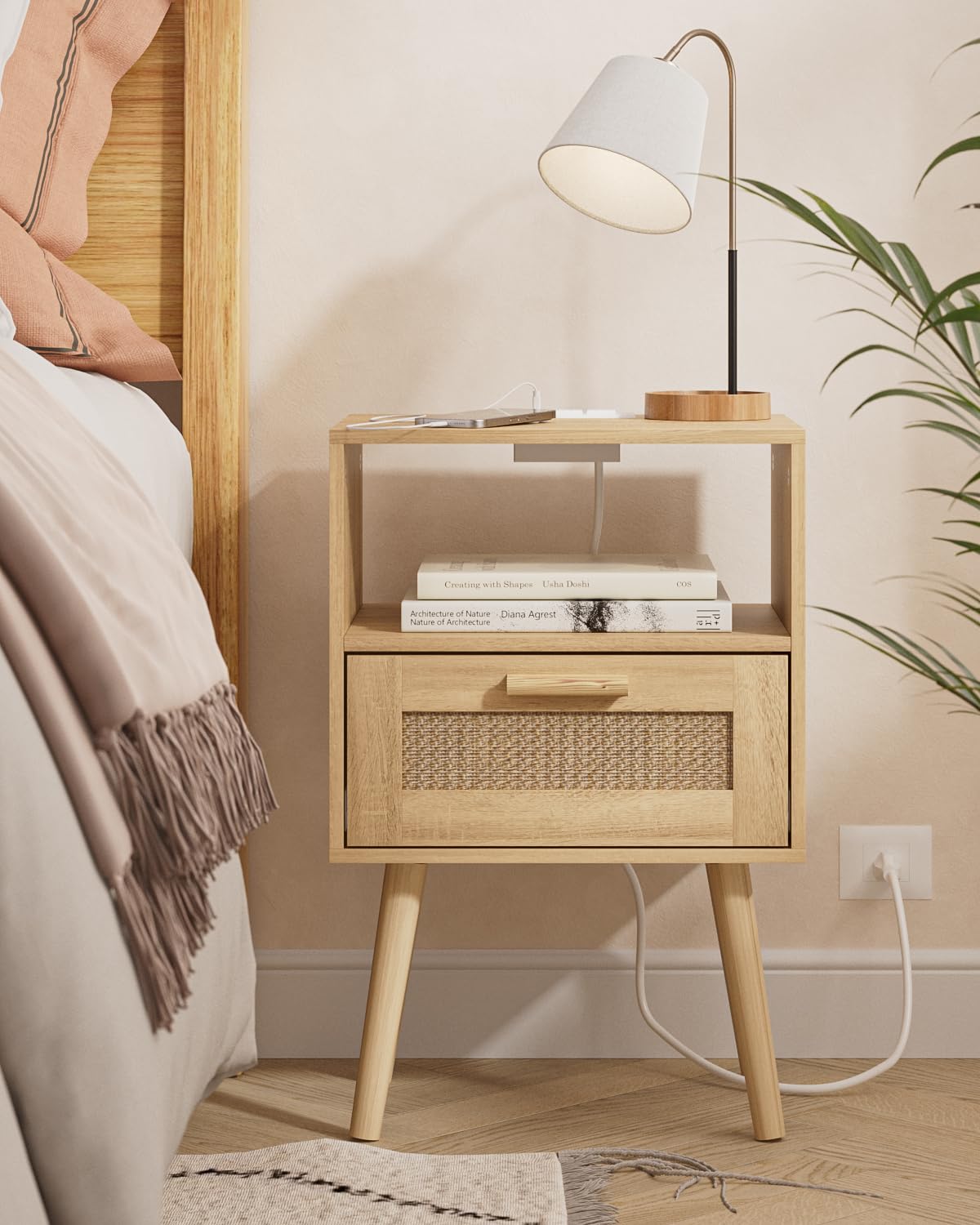 Mesita de noche de ratán con estación de carga, mesita de noche pequeña, mesa auxiliar con cajón abierto, mesa auxiliar de noche con acento de caña con patas de madera, mesita de noche moderna 6