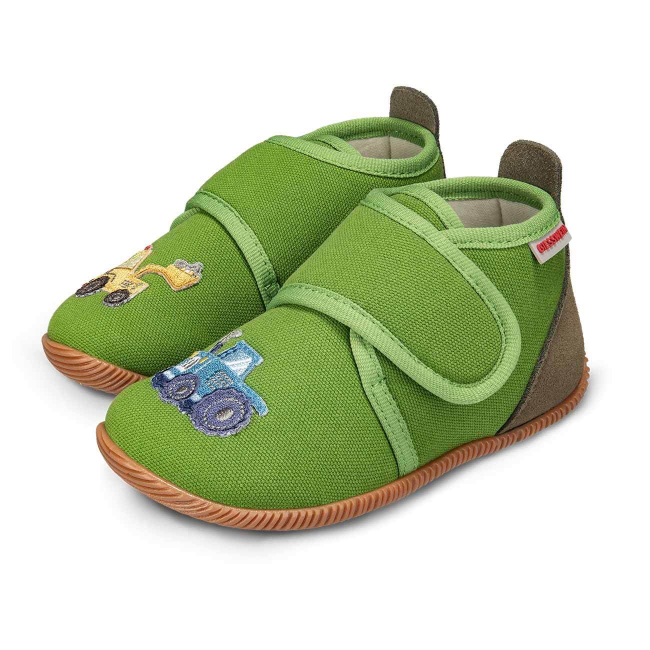 Giesswein Stromberg Slim Fit - Baumwoll-Slipper mit Traktor | Klettverschluss & rutschfeste Gummisohle – leichte Kinder Hausschlappen mit schmalem Schnitt für Jungen