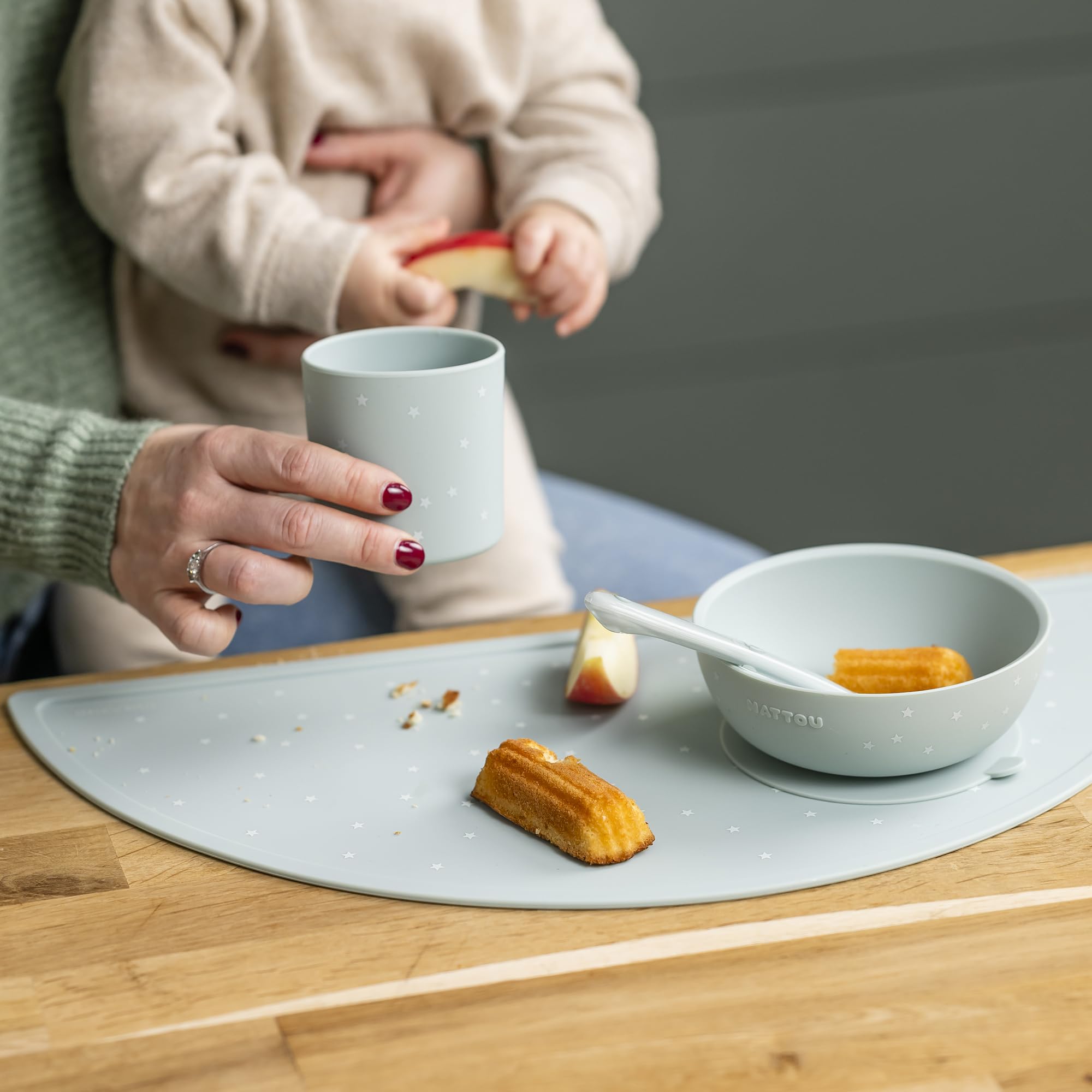 Nattou Vajilla Infantil de Silicona, 4 Piezas, 1 Cuchara, 1 Bol con Tapa, 1 Taza para Beber, 1 Mantel Individual, Sin BPA, Silicona, Verde