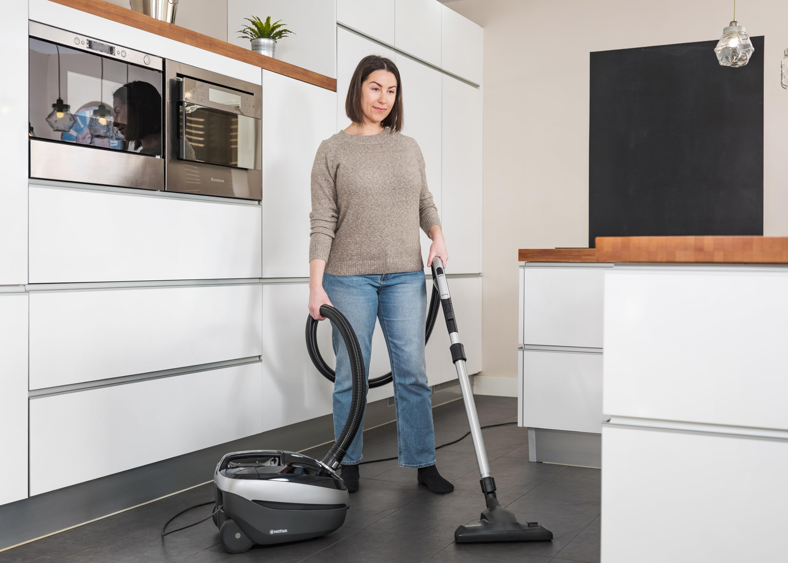 Nilfisk Aspiradora Select para Suelos y Alfombras - Aspirador de Trineo Anti-Alérgenos con filtro HEPA, Elimina el Polen de Suelos y Aire - Negra (BLSU13P08A1)