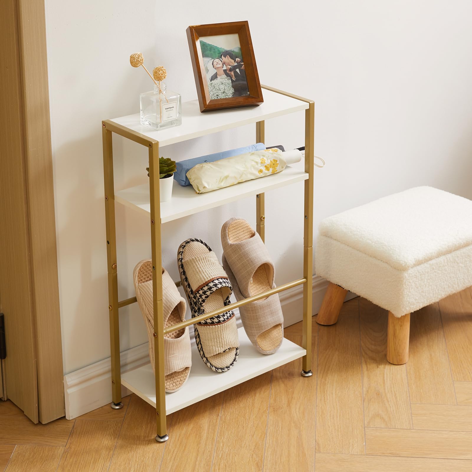 Aibiju Table D'appoint Étroite, Table D'appoint Fine à 3 Niveaux avec Panier en Tissu, Table de Canapé Moderne pour Espaces Étroits et Petits, avec Cadre en Métal Doré, Blanc YD-TM052J