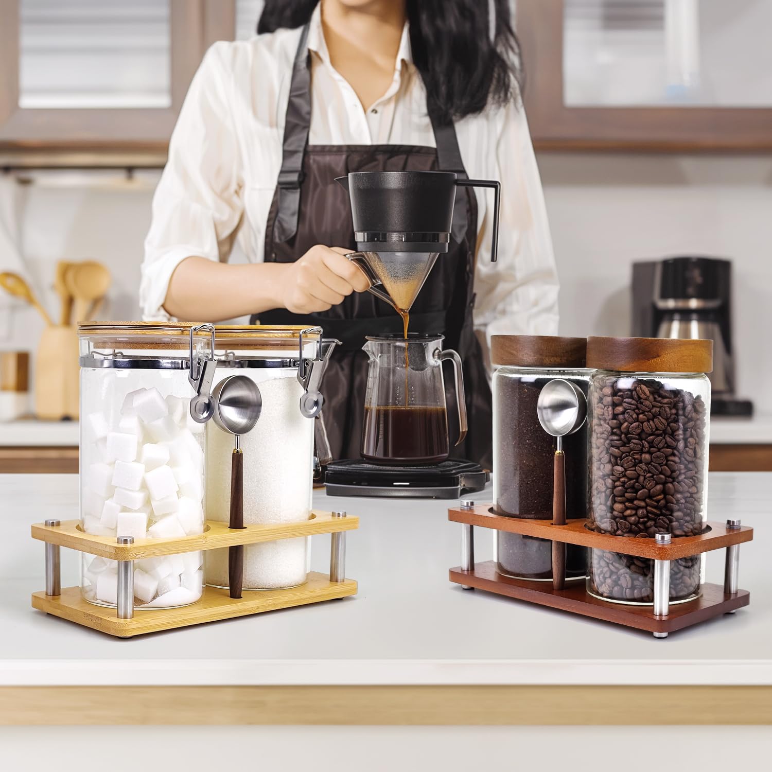 Recipientes de café de vidrio con estante, 2 botes de café de vidrio de 45 onzas con abrazadera de bloqueo hermética, tarros de almacenamiento de alimentos de vidrio con cuchara de acero