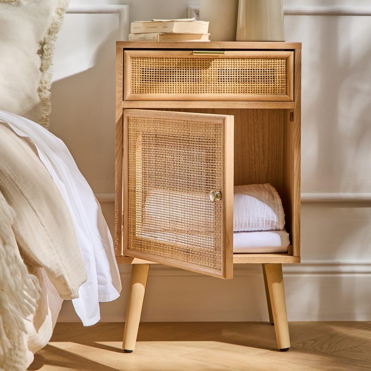 Calicosy - Table De Chevet 1 Tiroir 1 Porte - Placage Bois Frêne - Cannage en Rotin Naturel - MDF - 4 Pieds en Sapin - pour Chambre, Salon, Bureau - Style Exotique - L 47 x P 40 x H 55 cm