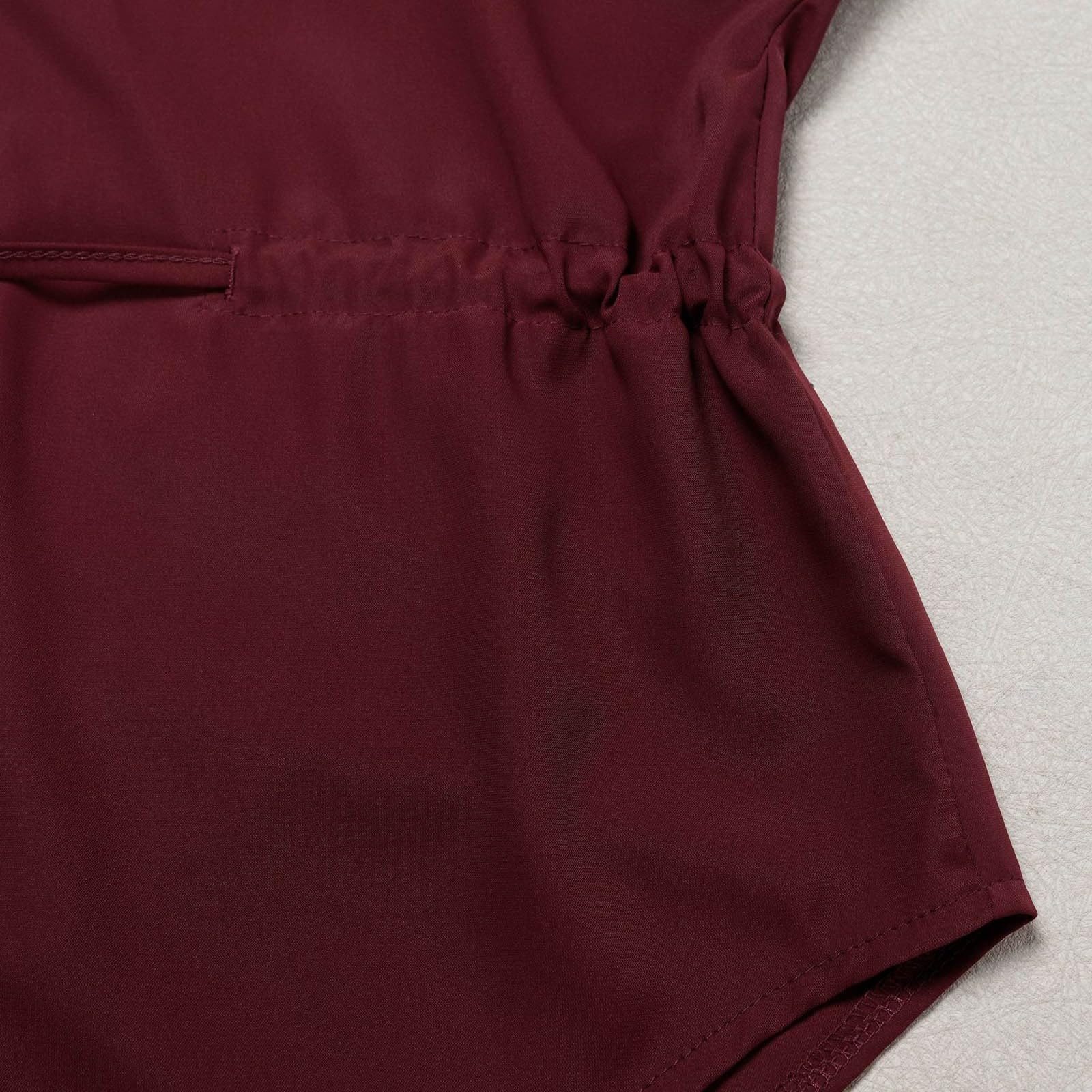 Elegante camicetta casual con bottoni e pantaloni a gamba larga per un comp
