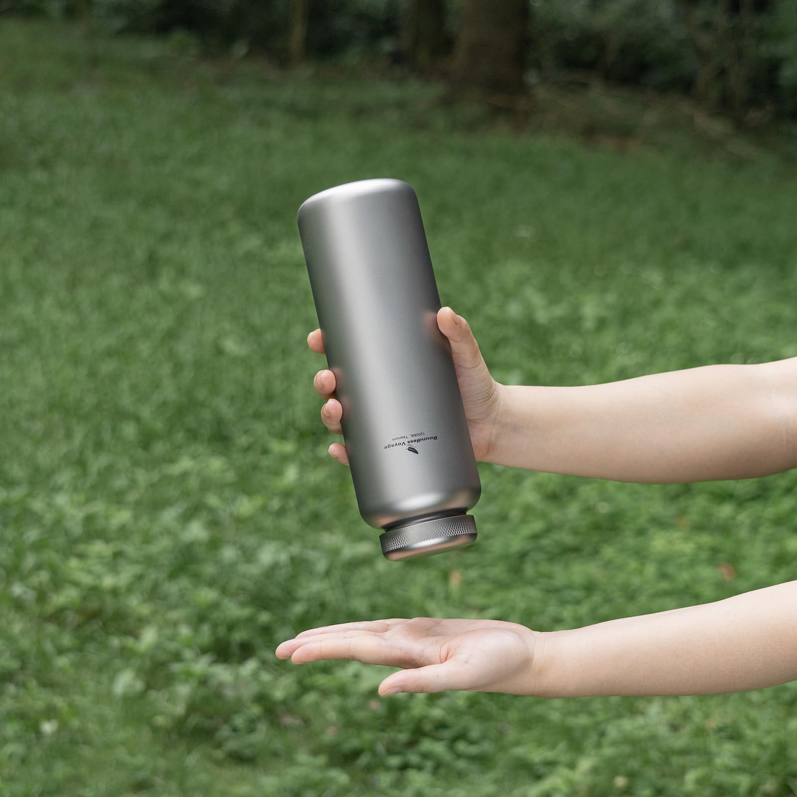 Titan Wasserflasche 1.2L breite Mundflasche große Kapazität Hydration Krügel tragbare Wasserkantine für Camping Wandern Radfahren Reisen Outdoor-Sport (TI LID-Ti3019D)