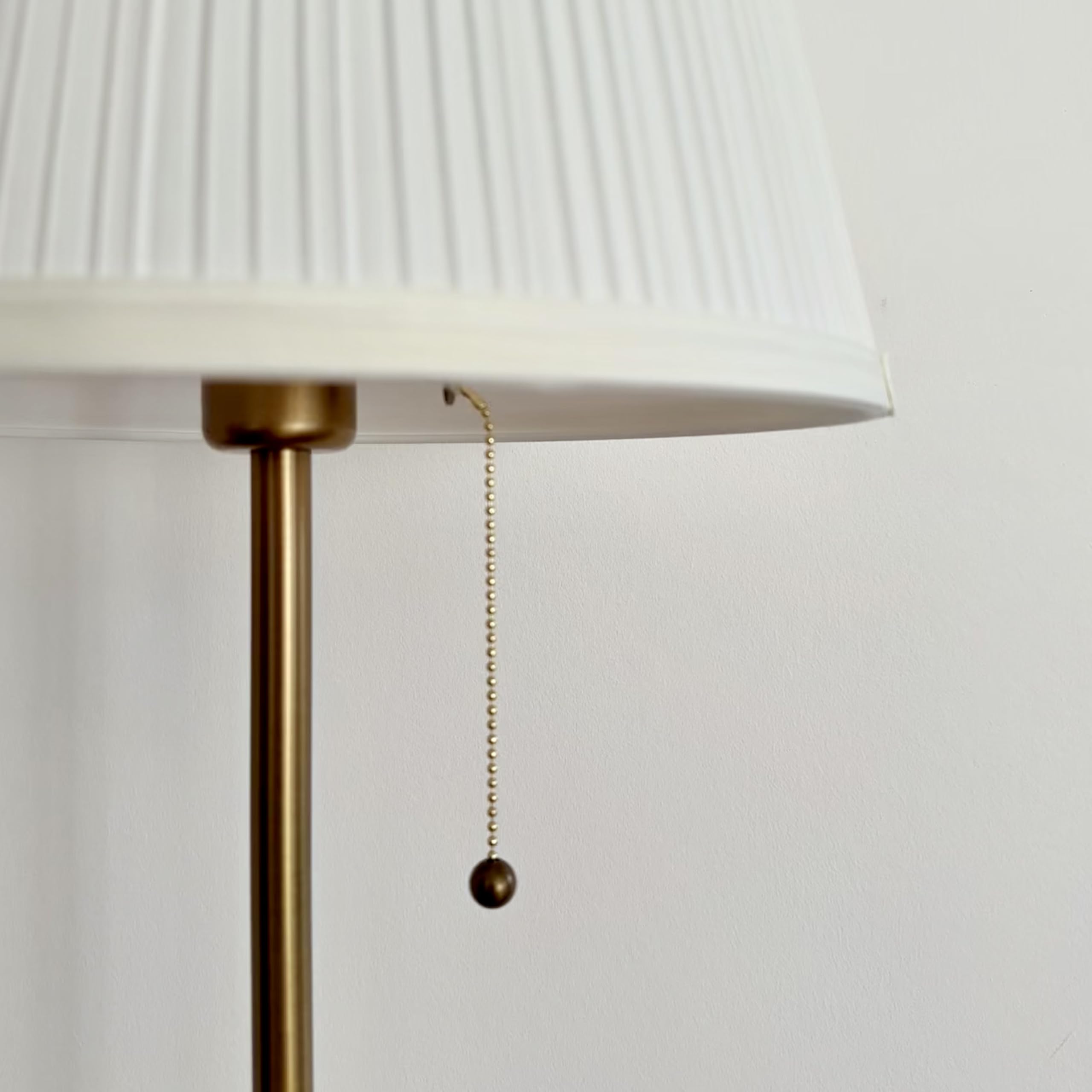 IKEA ARSTID Stehlampe 155cm – Wohnzimmer Lampe Messing mit weißem Schirm, Vintage Stehleuchte, E27, klassisches Design