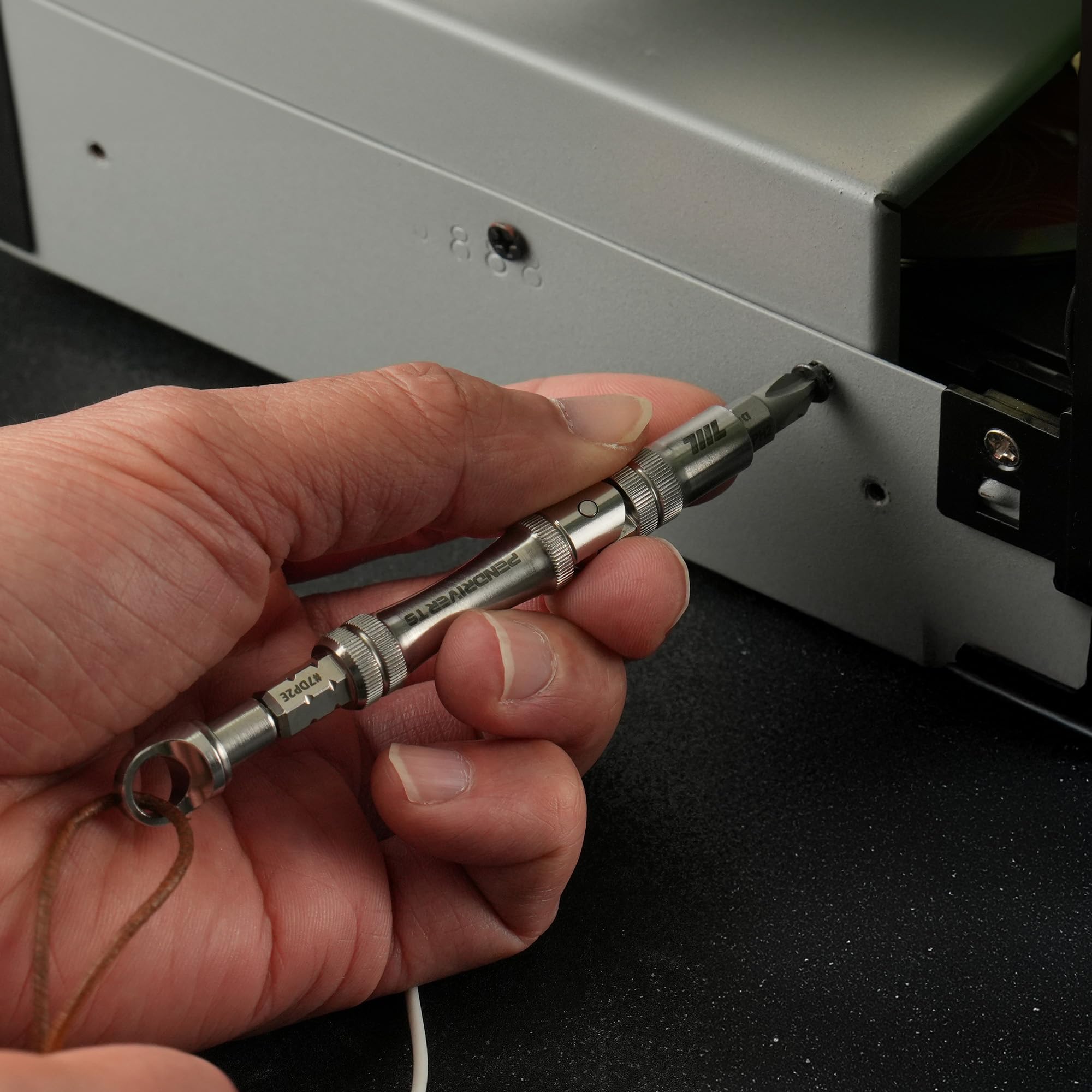711L Pen Driver TS – kompaktowy wkrętak EDC ze składanym uchwytem w kształcie litery L i otworem na smycz | kompatybilny z bitami 4 mm i bitami dwustronnymi 1/10.2 cm | 7DP2E