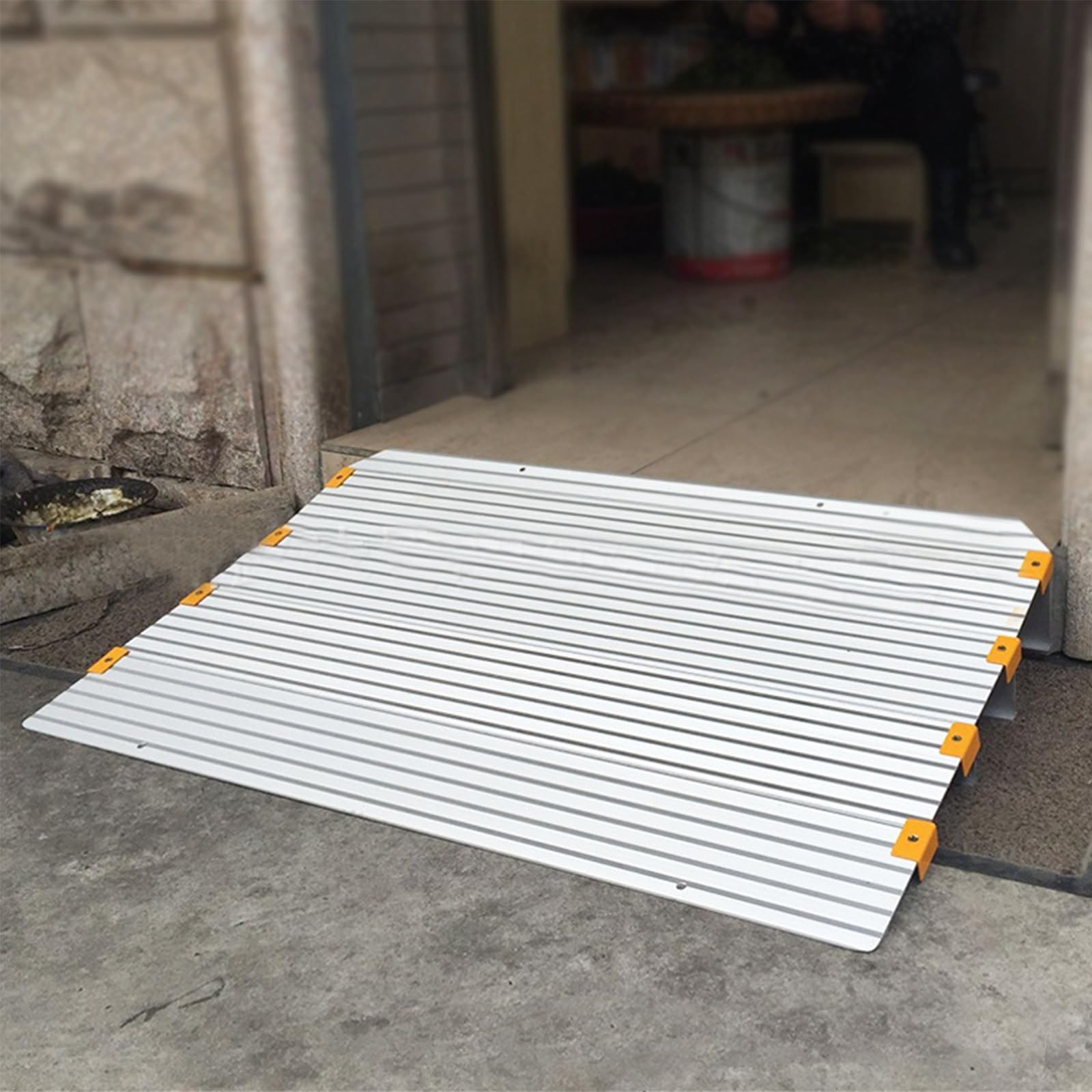 Regulowana aluminiowa rampa do skuterów, rollatorów, krzeseł elektrycznych, wysokość 2,5-15 cm, nośność 399 kg, modułowa konstrukcja (86,3 x 55 x 10 cm)