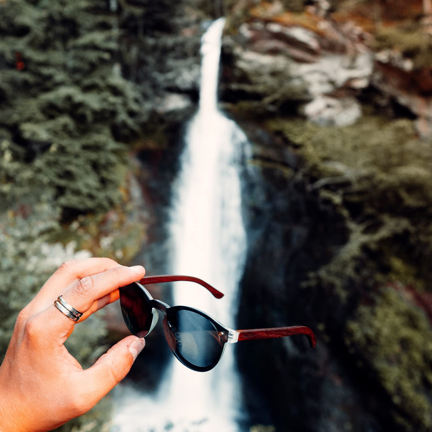 GOWOOD Occhiali da sole rotondi in legno per donne e uomini con lente polarizzata nera speciale in stile monopezzo