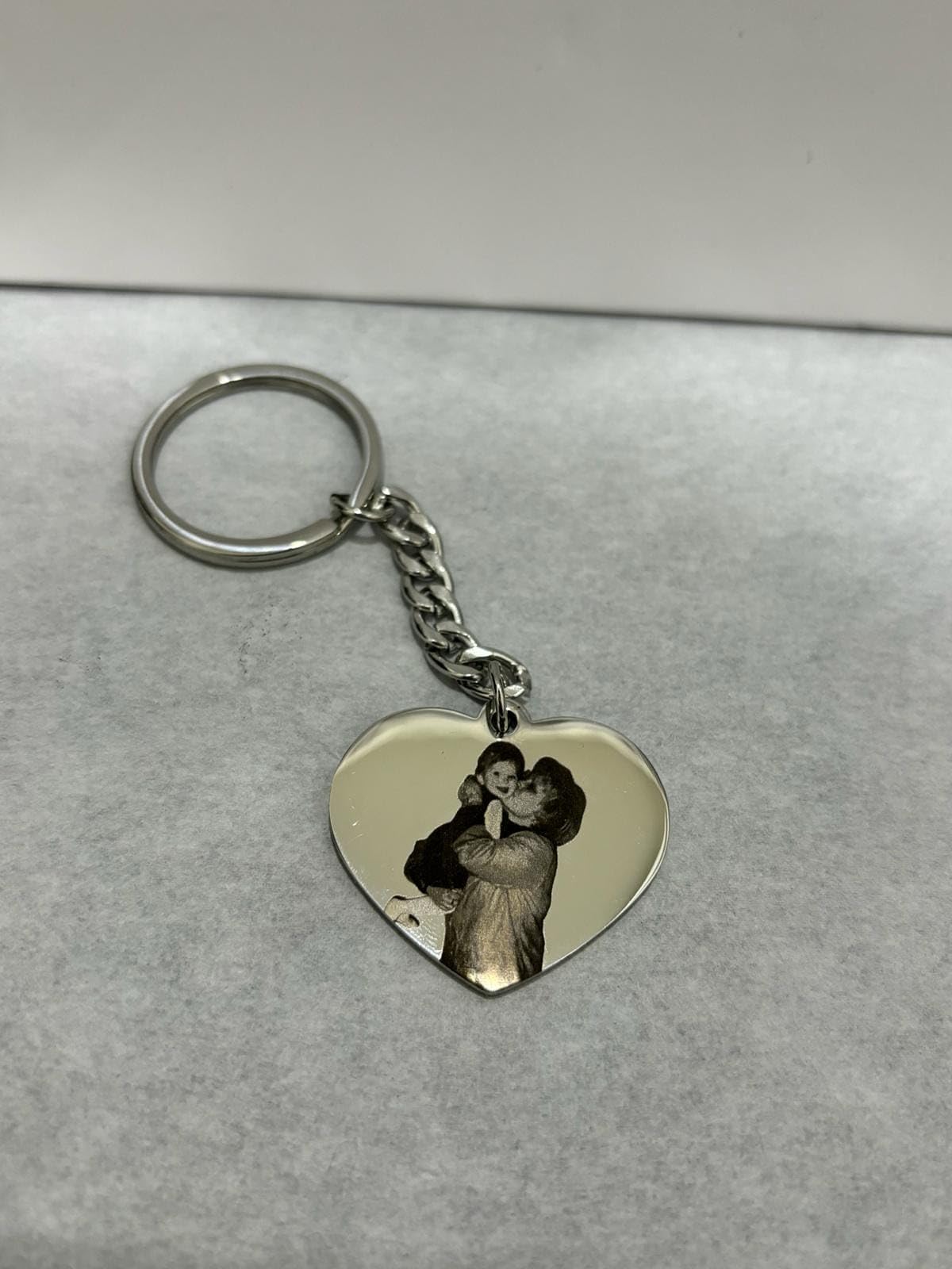PORTACHIAVI acciaio ciondolo cuore 3x3,5 cm con foto tua personalizzata fotoincisione bianco e nero con persona amata defunta cane gatto etc,
