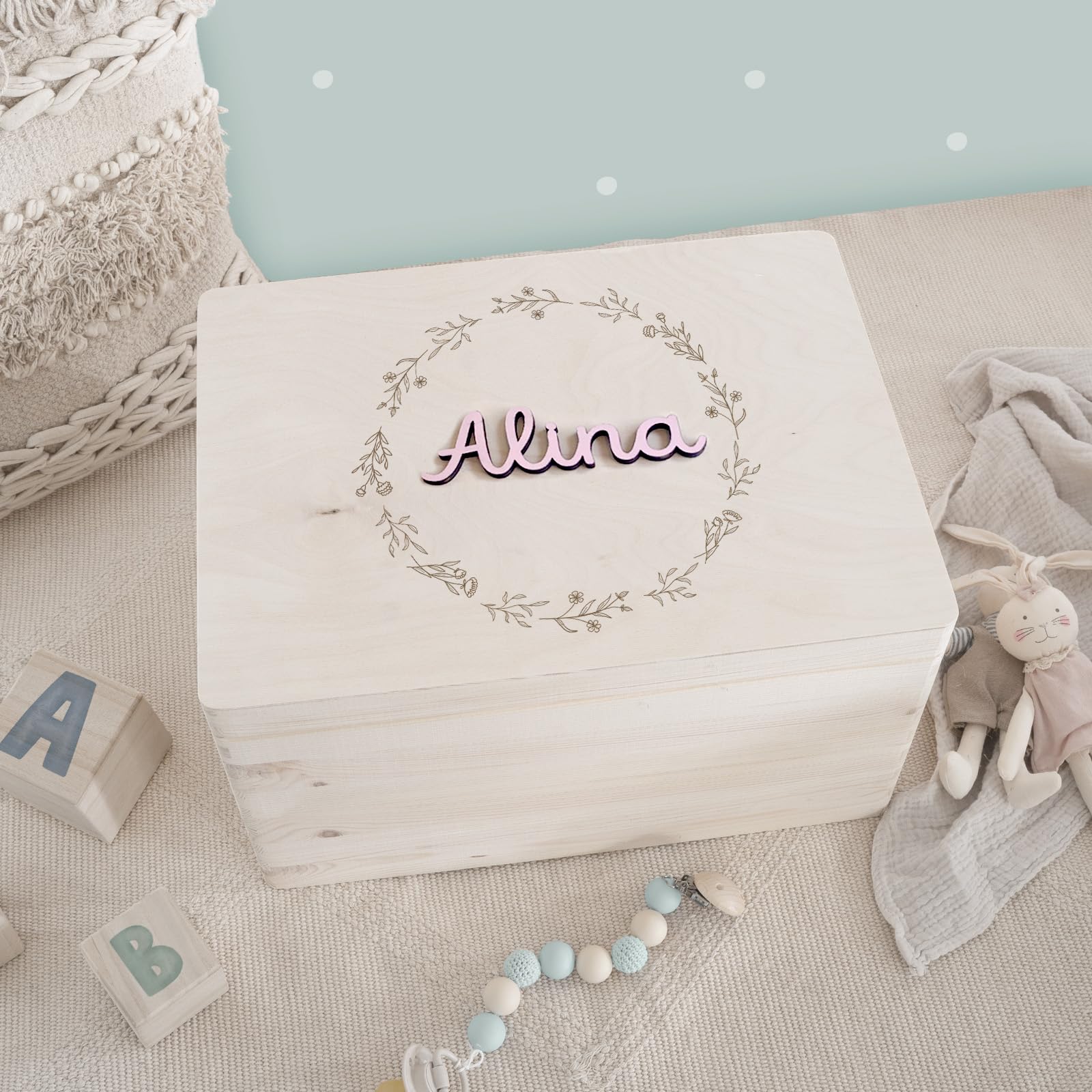 hellomini Personalisierte Erinnerungskiste aus Holz mit 3D-Namenszug – Geschenk zur Geburt, Taufe, Geburtstag – Kiste für Baby Andenken – Motivdruck oder Gravur (Gravur - Blumenkranz, XL: 60x40x23cm)