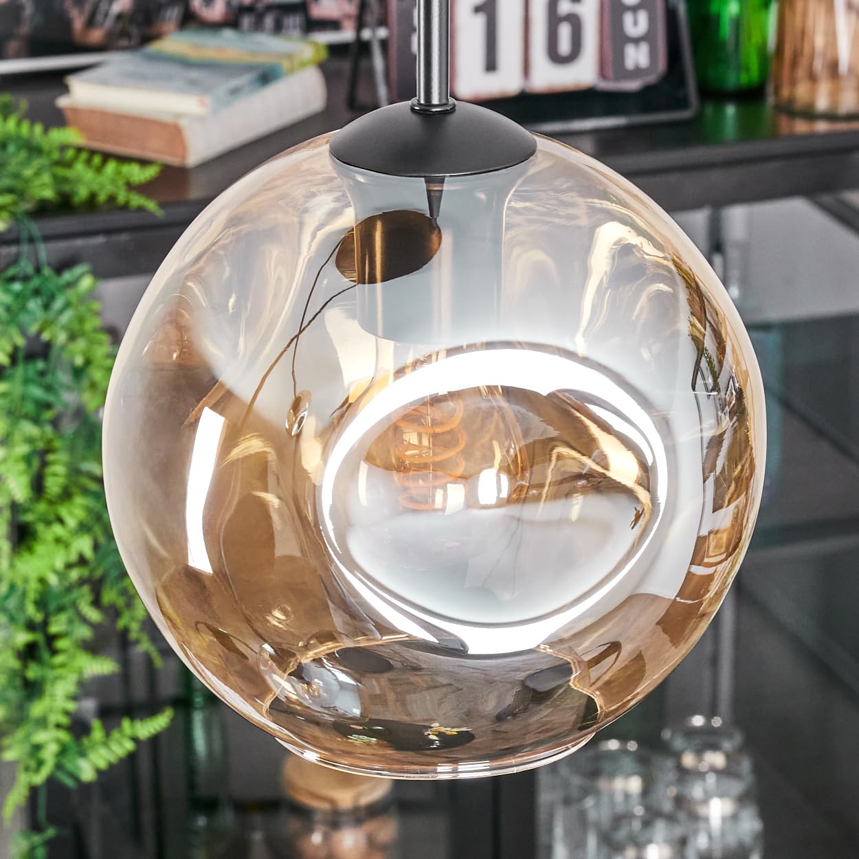HOFSTEIN Hängeleuchte Ripoll, 3-flammige Hängelampe aus Metall/Glas in Schwarz/Bernsteinfarben, moderne Pendelleuchte im Retro/Vintage-Design, Schirme Ø 20 cm, E27, Esszimmer, Küche, Wohnzimmer