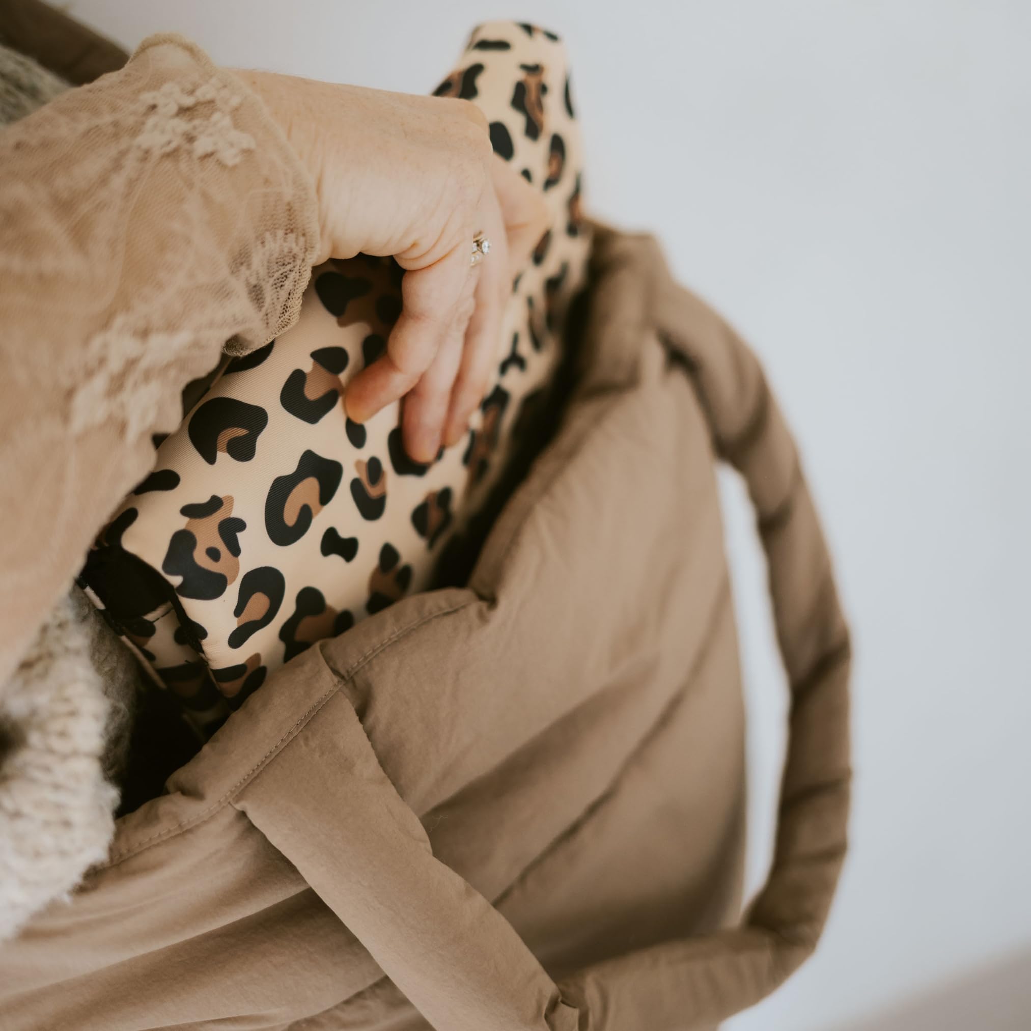 Windeltasche für unterwegs mit viel Platz - Kleine Wickeltasche, Baby Windelorganizer (Leopard)