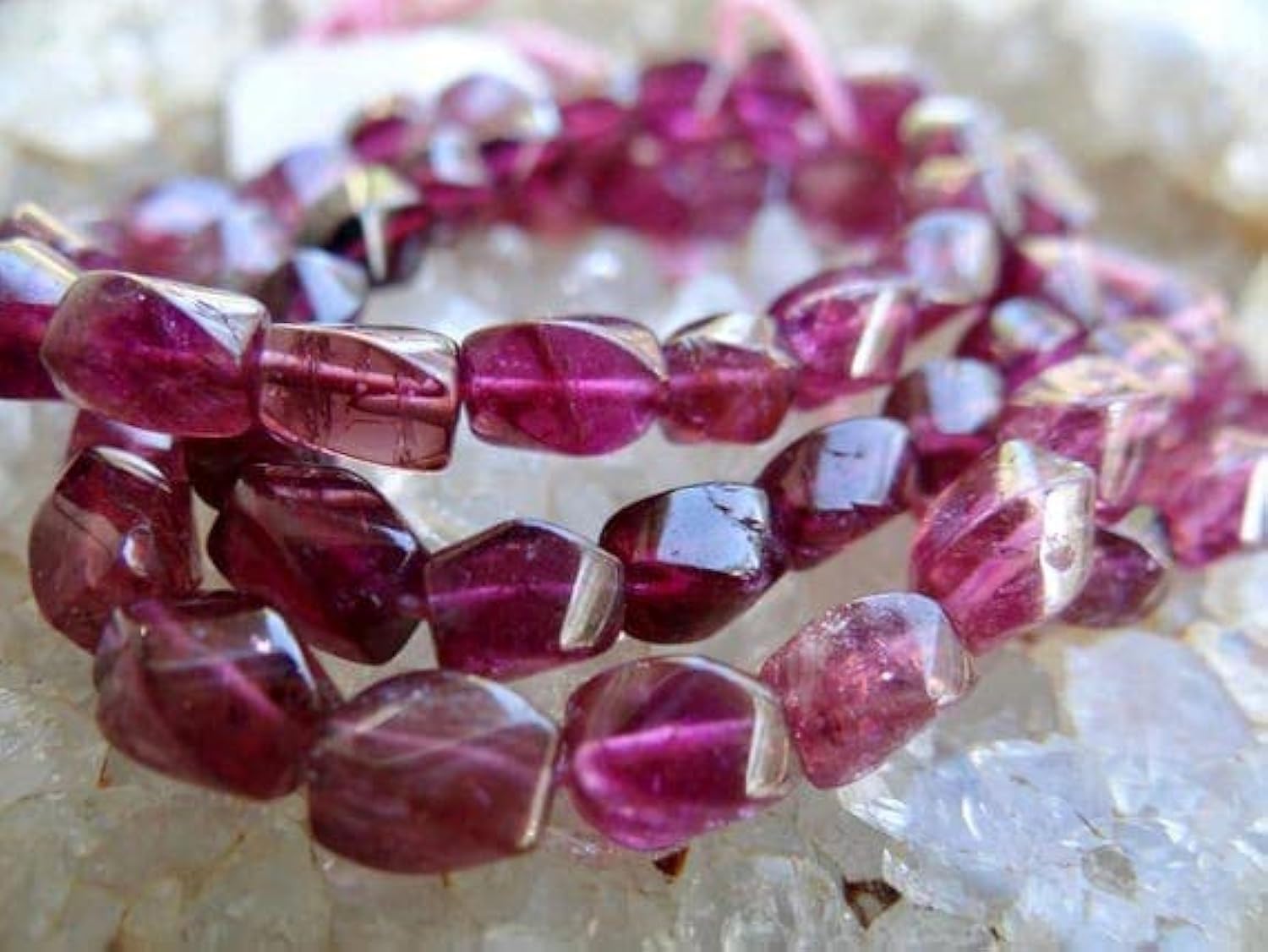Tourmaline rose en set de perles précieuses pour créer un cadeau de joaillerie personnalisé