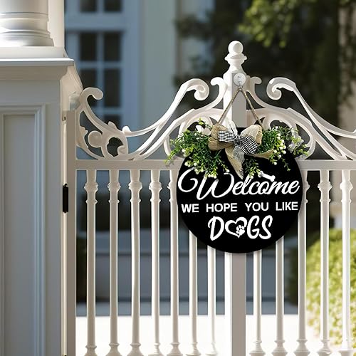 Miniatura 2 de Letrero redondo con texto en inglés "Welcome We Hope You Like Dogs" para puerta delantera con lazo y corona, huesos de granja, letrero colgante o