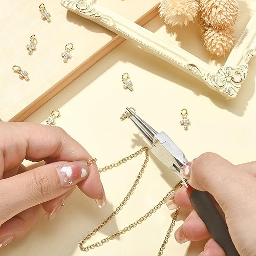 Miniatura 5 de KitBeads 10 dijes de cruz de circonita cúbica de latón micro pavimenta de crucifijo chapado en oro de 18 quilates para hacer joyas, pulseras y