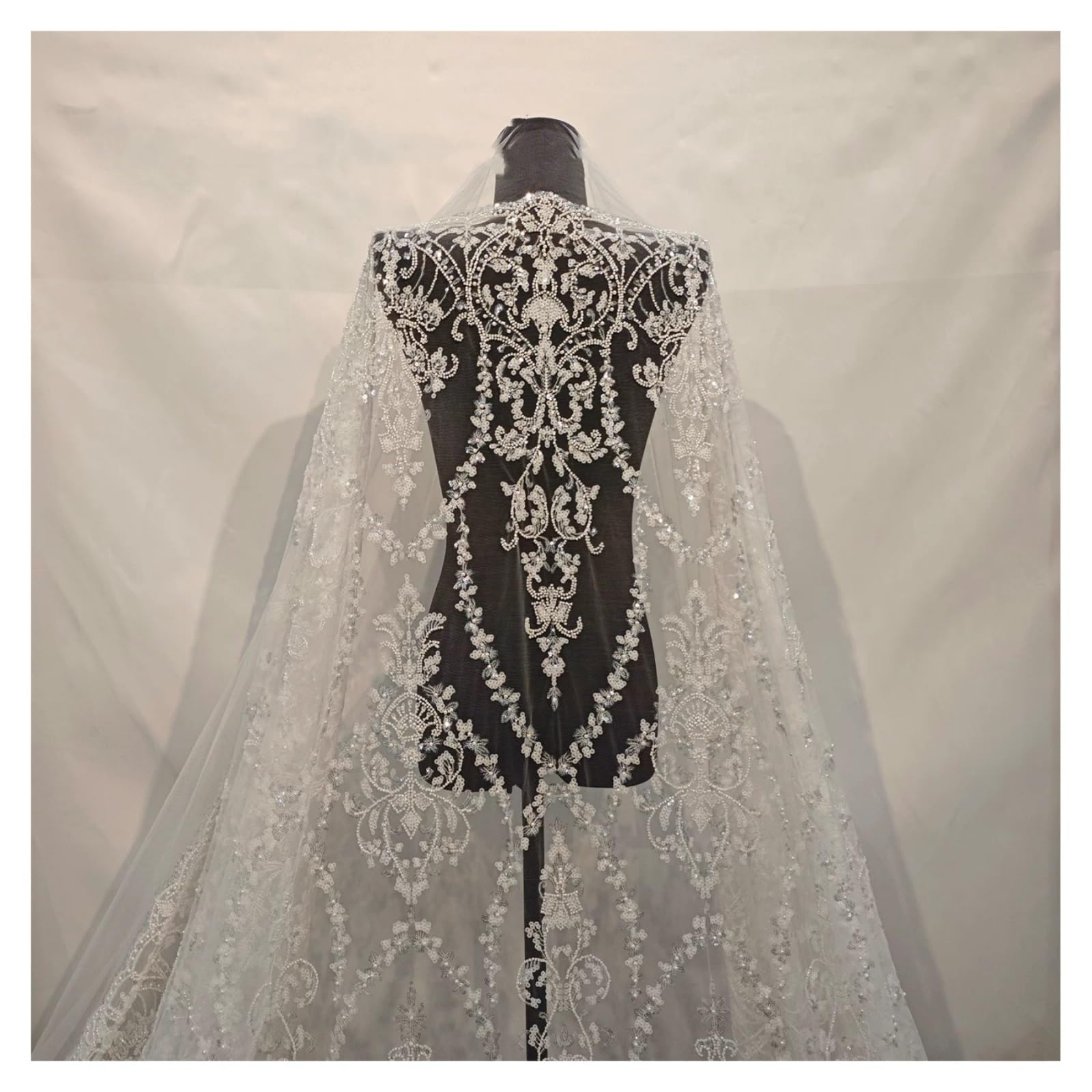 Tissu en dentelle à paillettes pour coudre facilement une robe de soirée en maille