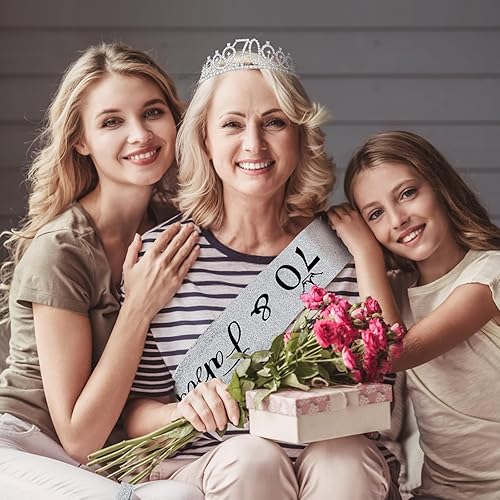 Miniatura 5 de Juego de tiara de banda y diamantes de imitación para cumpleaños número 70, regalos de cumpleaños de 70 años para ella, corona, decoración de fiesta