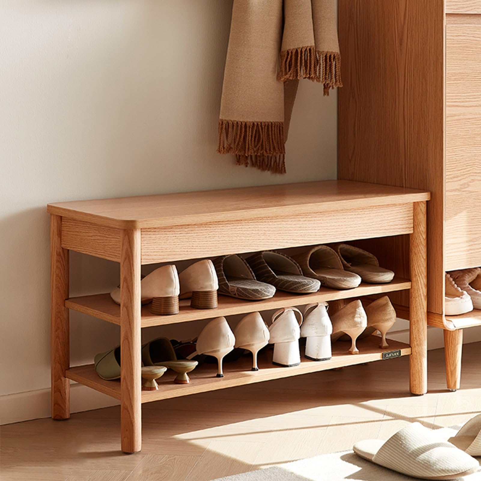 Rangement dissimulé pour chambre et salon avec étagère à chaussures intégrée et banc en bois rembourré