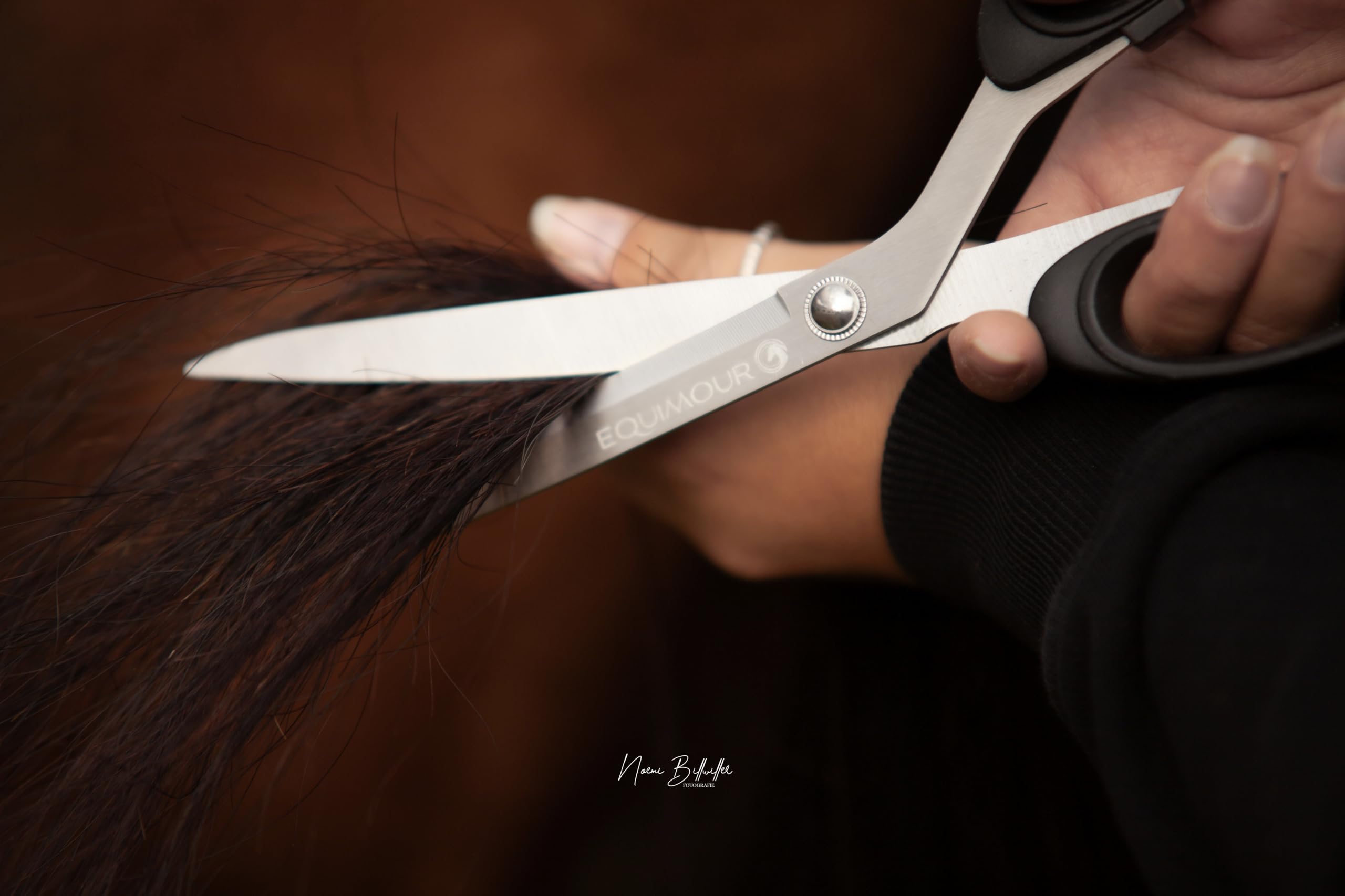 Tijeras para cola – de acero inoxidable afilado | Corte preciso para pelo grueso | Mango ergonómico & funda de cuero vegano | Accesorio profesional para el cuidado equino