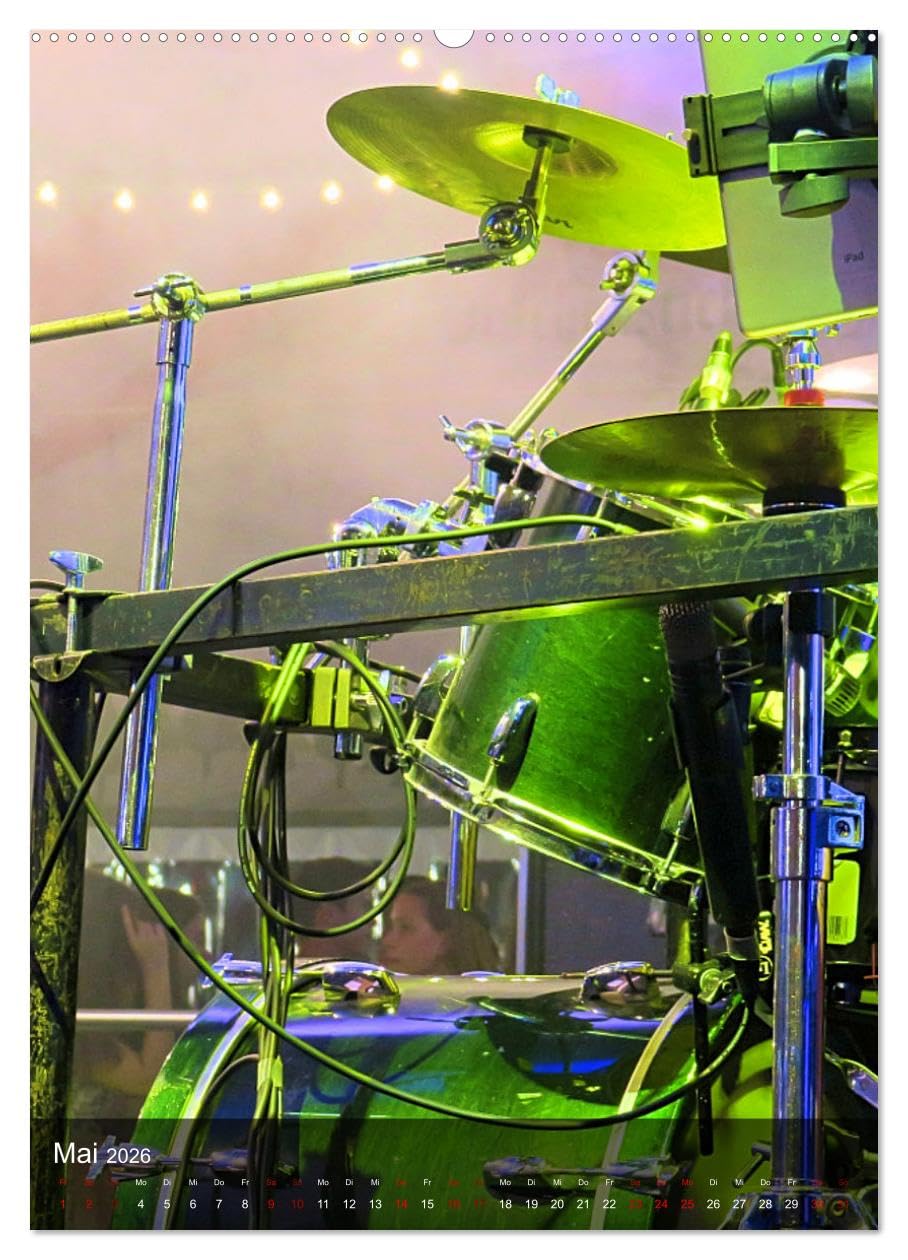 Schlagzeug in Concert (hochwertiger Premium Wandkalender 2026 DIN A2 hoch), Kunstdruck in Hochglanz: Stimmungsvolle Konzertfotografien von Drum-Sets aus verschiedenen Perspektiven (CALVENDO Kunst)