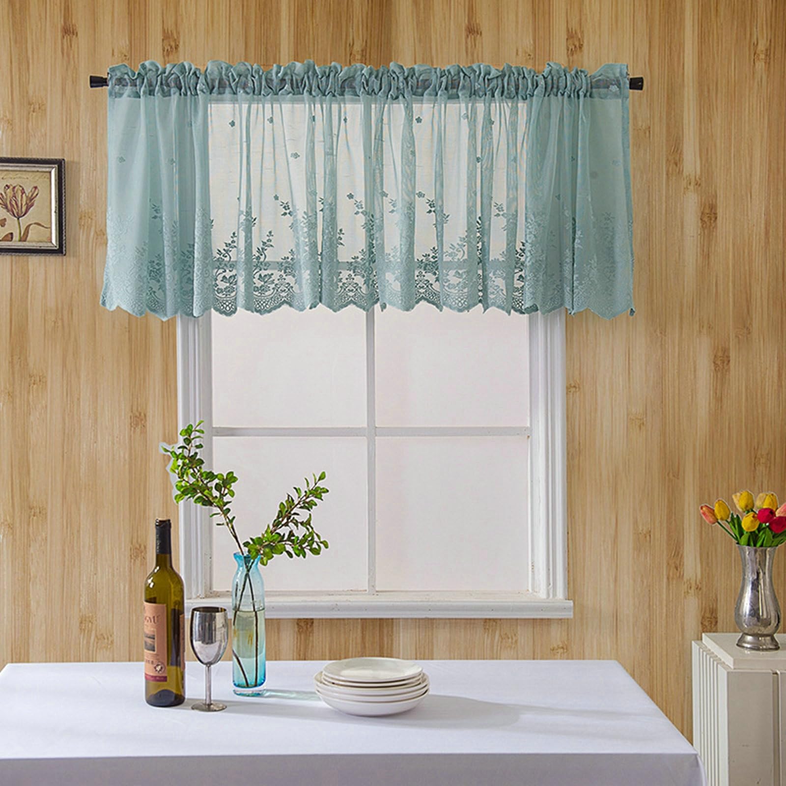 Rideau de porte intérieur en dentelle bleu-vert pour une cuisine lumineuse