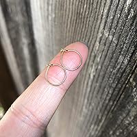Vista 6 de Aretes de aro huggie pequeños y finos para mujer - Rellenos de oro de 14k o plata esterlina, aros pequeños, aretes de aro de oro ligeros