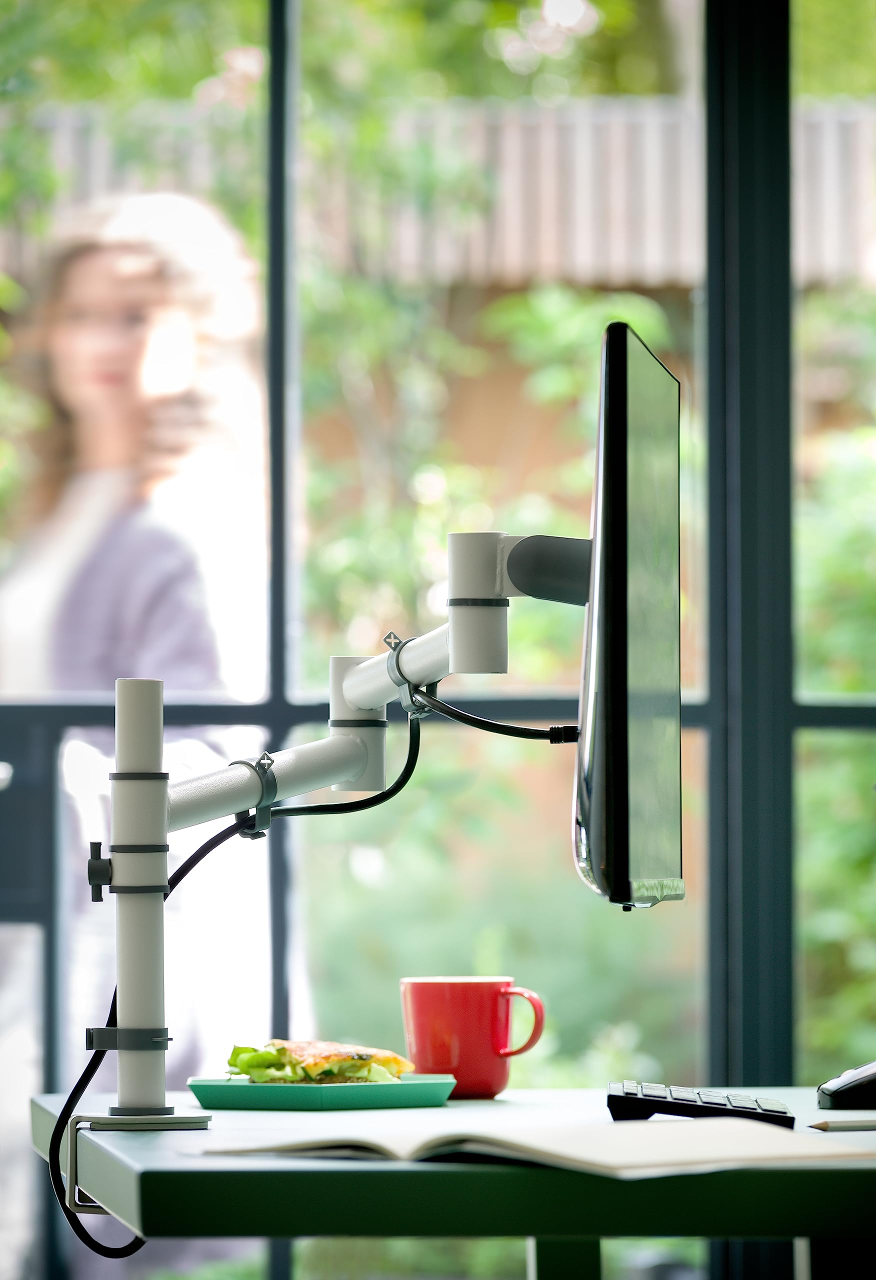 Dataflex Viewgo Monitorarm - Schreibtisch 120 Weiß, platzsparender und ergonomischer Monitorarm, mit Klemme und statischer Höhenverstellung, Stahl, VESA-kompatibel, max. 8kg, geeignet für Monitore bis zu 900mm Höhe | Einzelarm für 1 Monitor, weiß