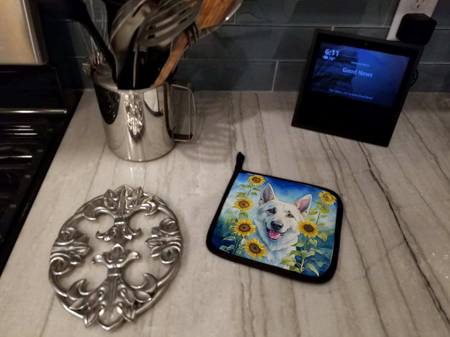 Caroline's Treasures White German Shepherd in Sunflowers Pair of Pot Holders Kitchen Heat Resistant Pot Holders Sets Oven Hot Pads for Cooking Baking BBQ, 7 1/2 x 7 1/2
