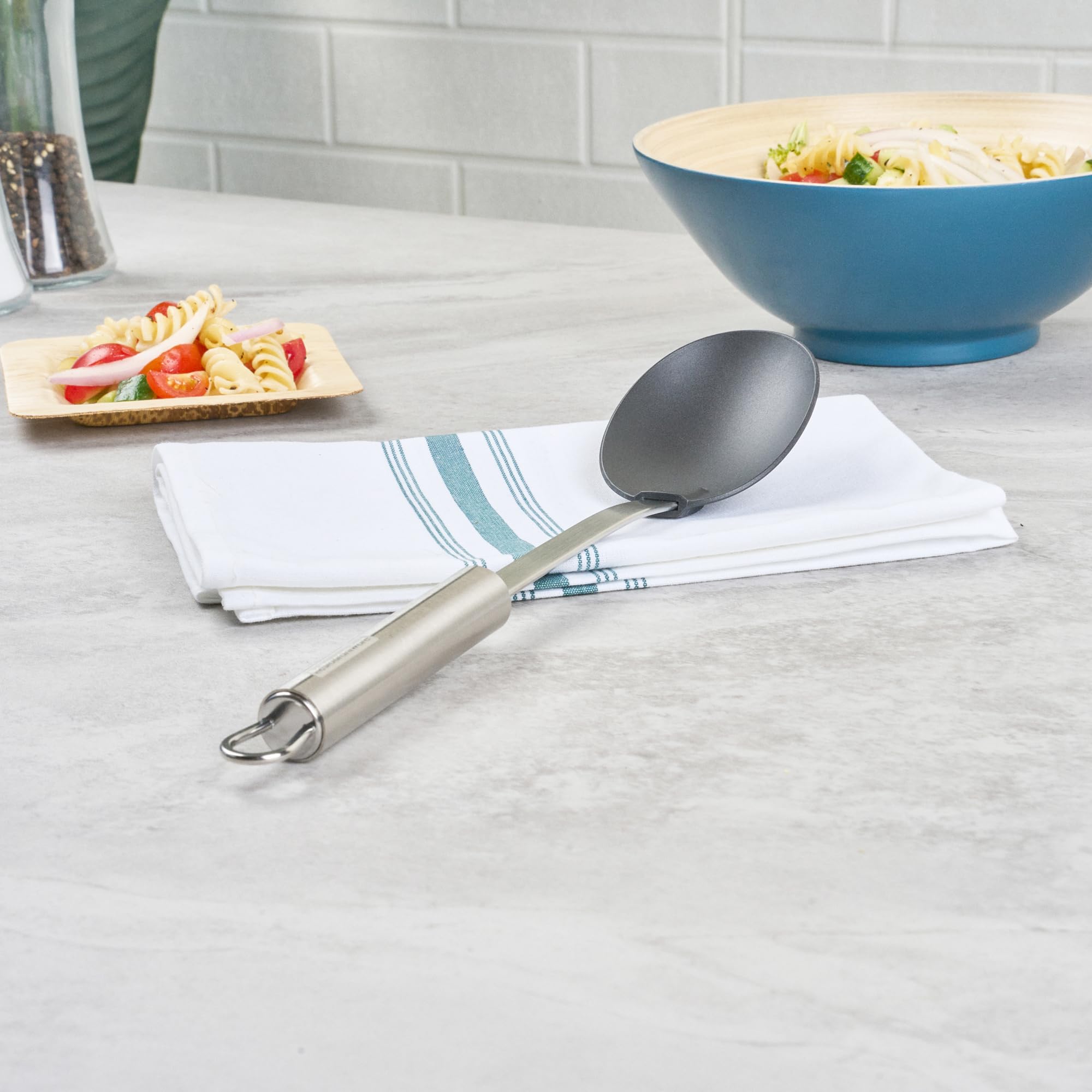 Restaurantware - Cuchara estándar alemana, 1 cuchara de servir sólida de alta resistencia, mango ergonómico de acero inoxidable, lavavajillas, cuchara de servir de nailon negro, para eventos de