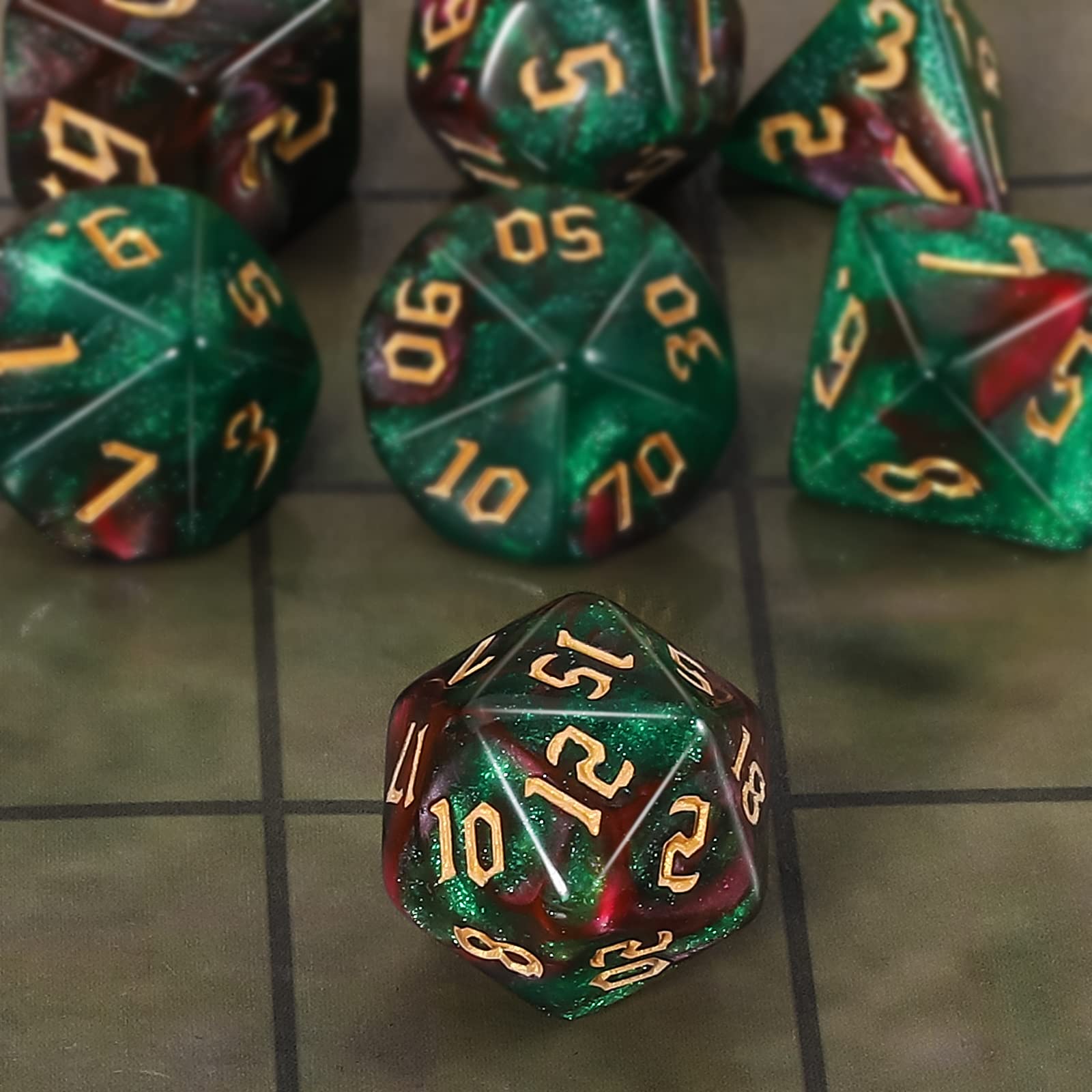 QMAY DND Dice Polyhedral Dice Set – 7 pezzi per Dungeon and Dragons MTG RPG D&D D20, D12, D10, D%, D8, D6, D4 (verde e rosso + glitter)