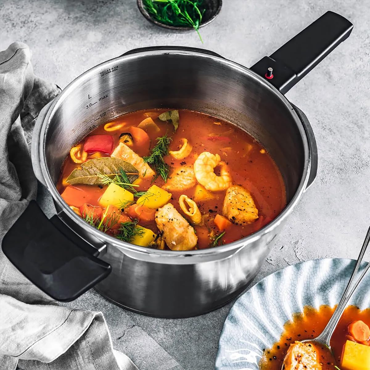 Fissler Vitaquick Grande Pentola a Pressione Grande da 4.5 L, con Diametro da 22 cm, Inserto, Pentola a Vapore in Acciaio Inox, 2 Livelli di Cottura, Prodotto in Germania per Piani Cottura a Induzione