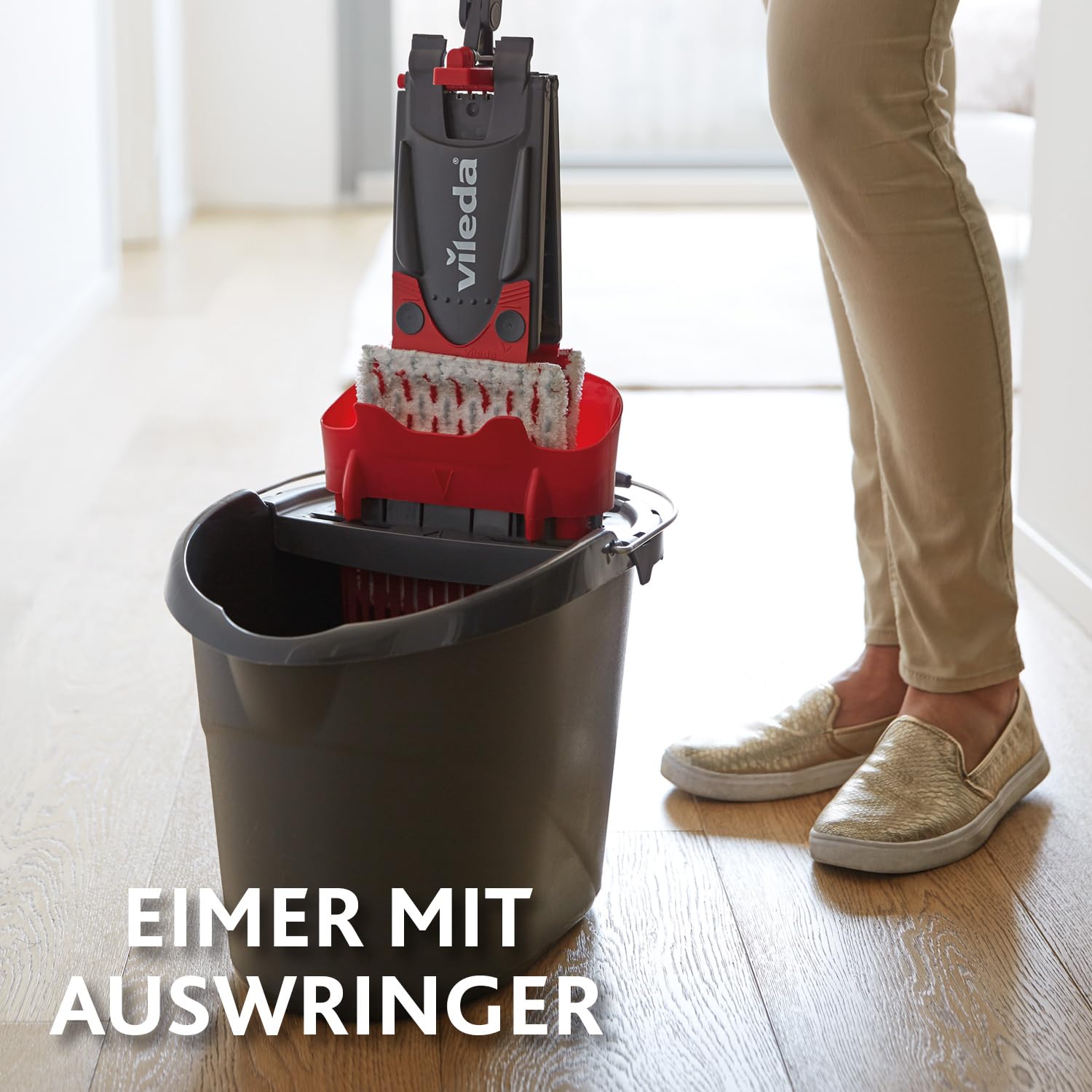 Vileda Ultramax Bodenwischer Komplett Set mit 2 Mikrofaserbezügen, 2in1 für alle Hartböden + Tiles Care Bezug speziell für Fliesen, Wischmopp Set mit Stiel und Eimer mit PowerPresse