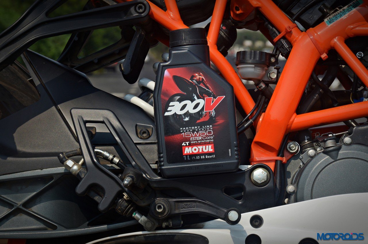 MOTUL Duo Aceite Moto 300V Factory Line Road Racing 4T 15W-50, 4 litros+ Engine Clean 200ml