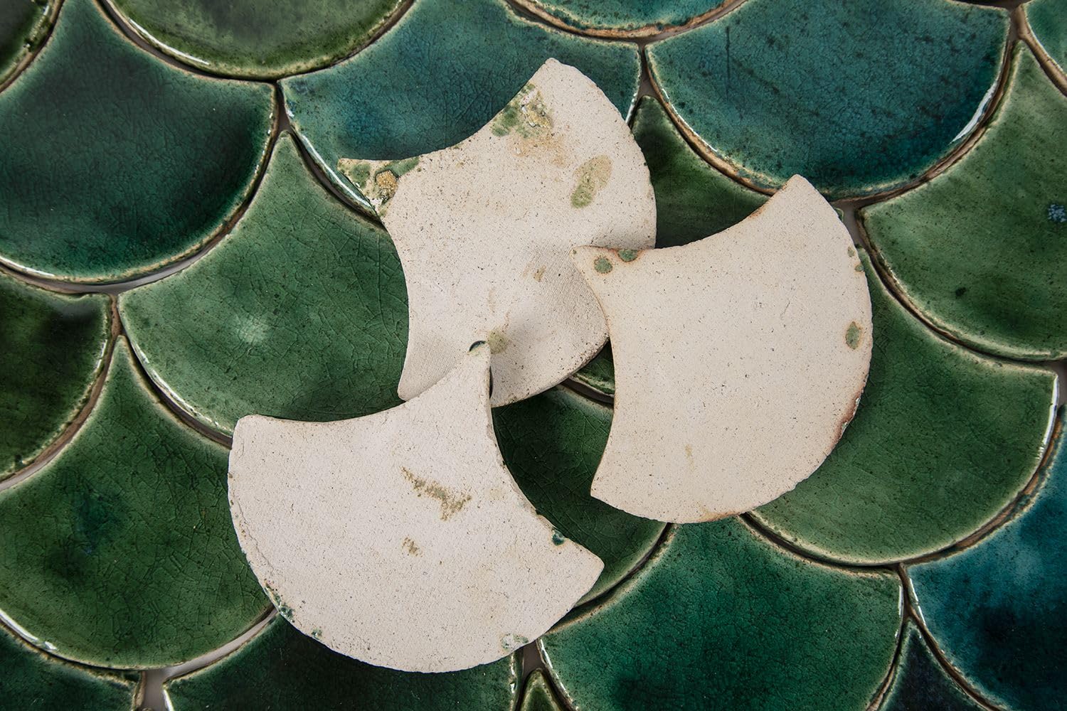 Cerames decorativo azulejos de cerámica Escamas De Pescado "Estanque del Bosque" - Azulejo De mosaicos en forma escamas de pez Azul para cocina y baño de la serie Agua paquete de 49 azulejos 10,2x9 cm