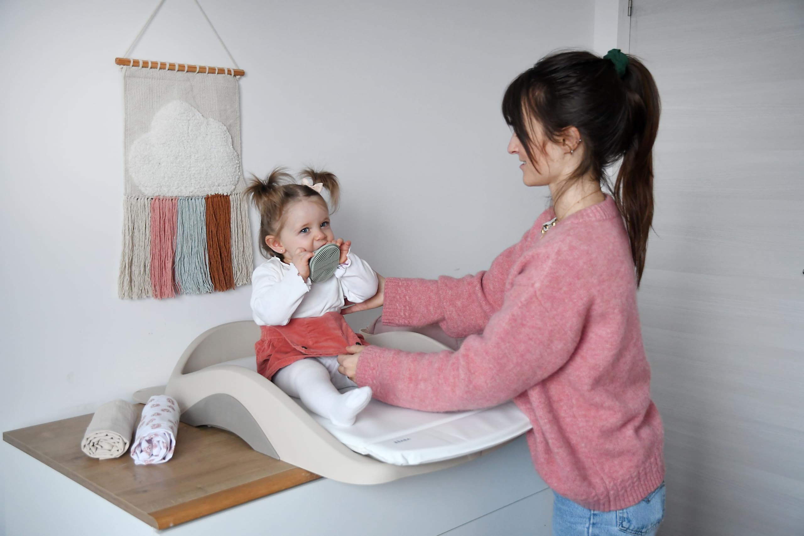 BÉABA, Plan à langer Bébé, Léger, Compact, Fixation Réglable Multi Usage, Tablettes, Bord haut, Ventouse, Matelas Lavable, Camélé’O, Made in France, Argile
