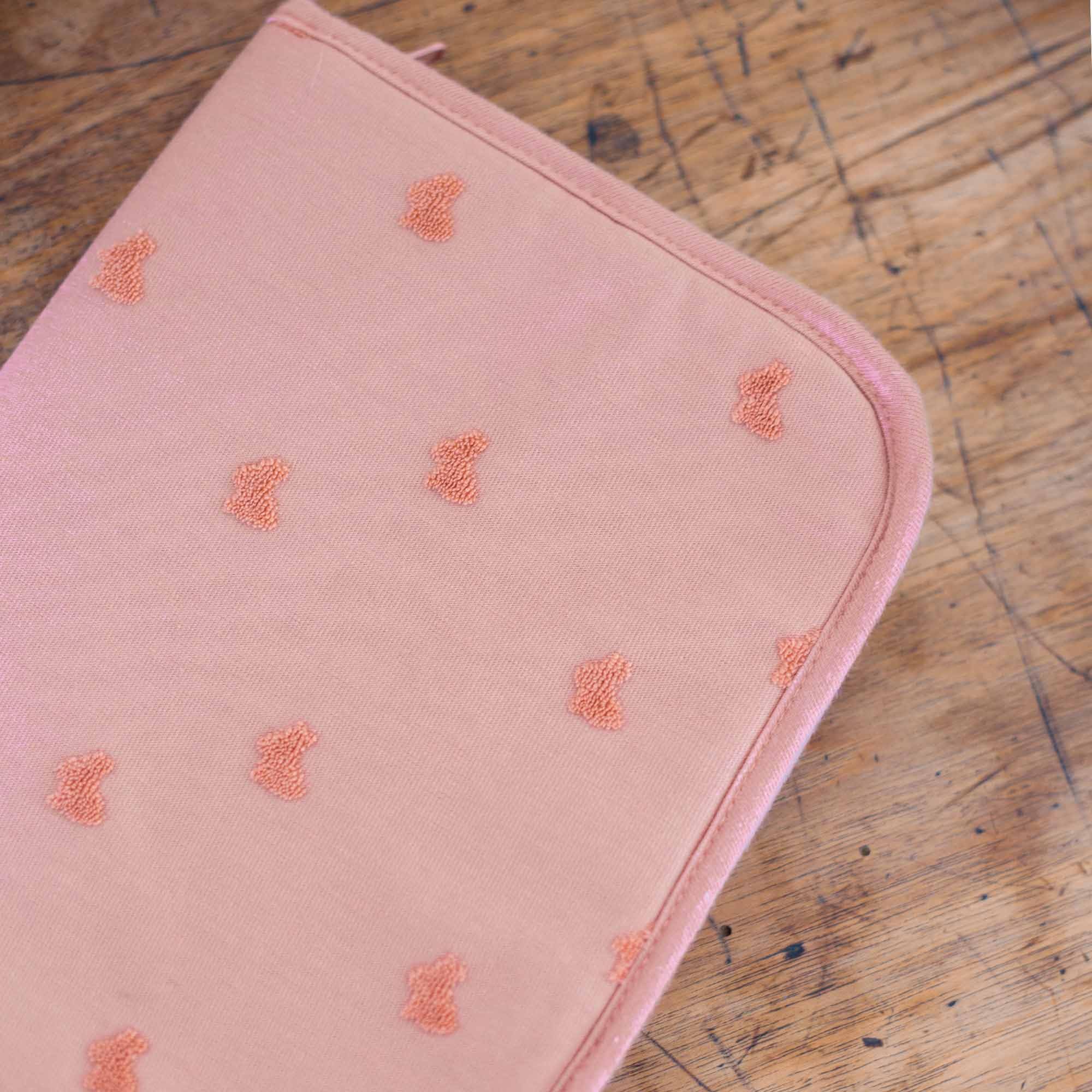 Trois Kilos Sept - Protège Carnet de Santé Bébé - Rabats et Fermeture Zippée - Jacquard Petit Lapin - Rose Terre de Sienne - 17,5x32 cm