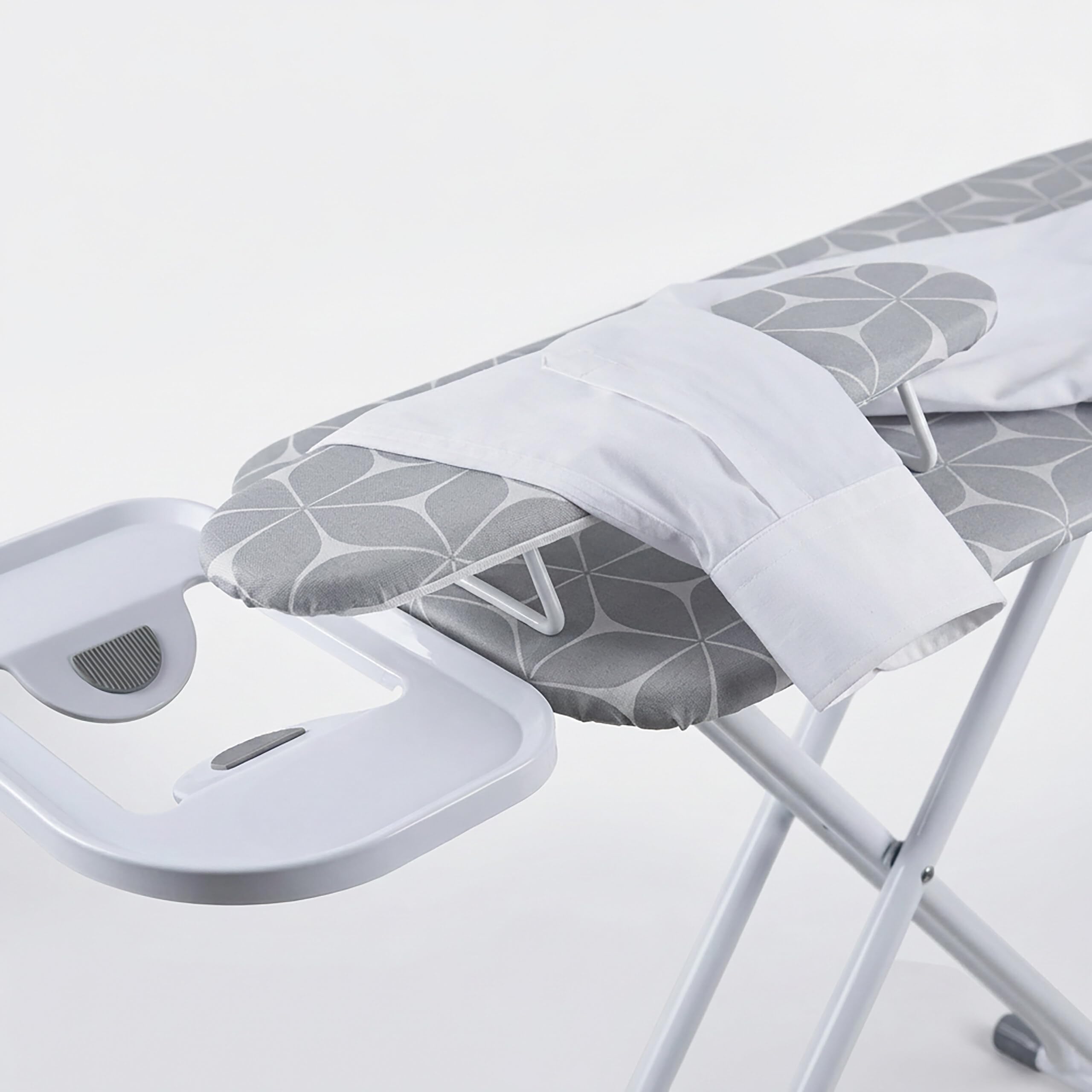 Relaxdays Tabla de Planchar para Plancha a Vapor, 131 x 33 cm, Blanco/Gris | Regulable, plegable, con tabla para mangas
