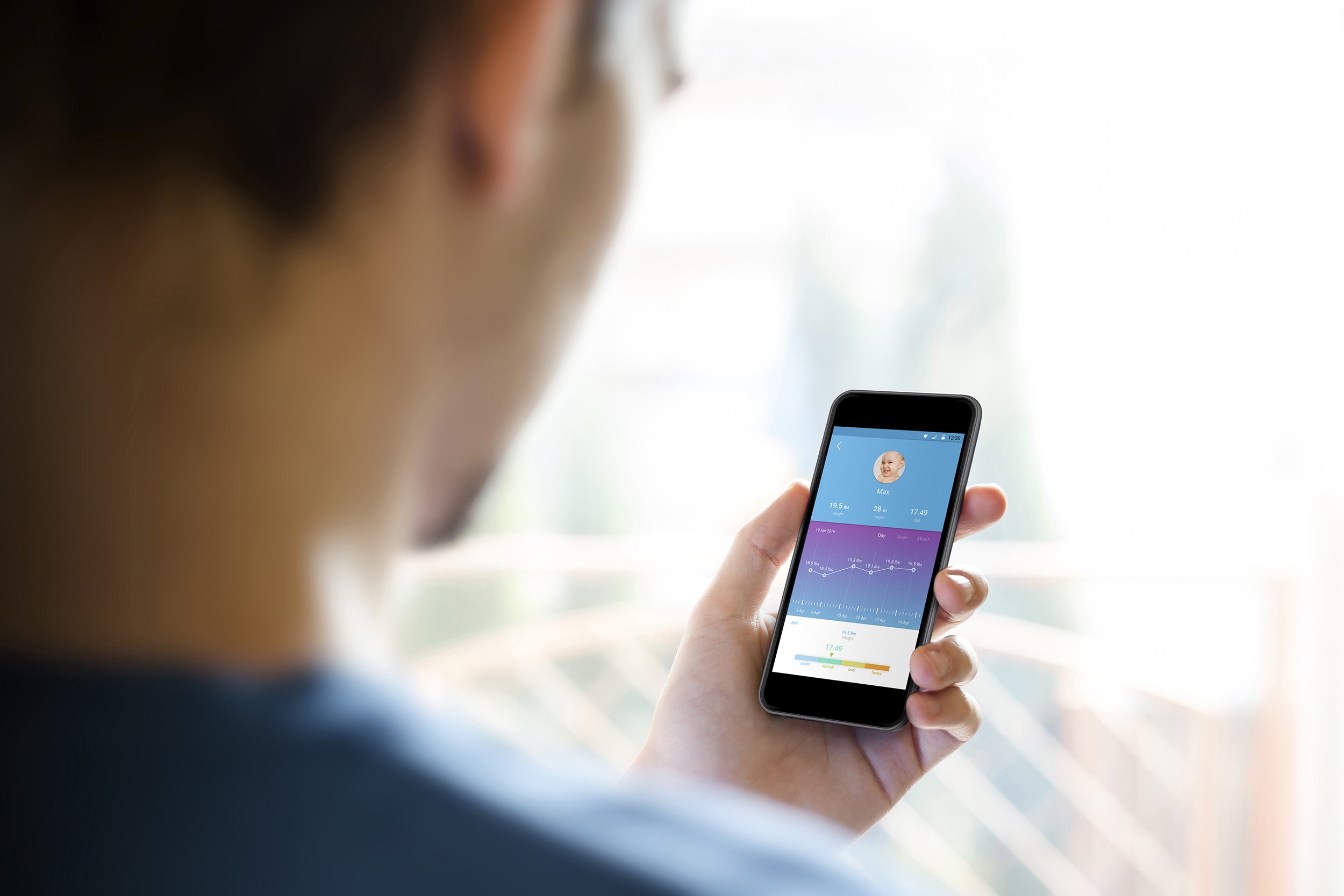 Motorola Baby Smart Nursery Baby & Me Scale - Balance pèse-bébés connectée avec bluetooth pour le bébé et le reste de la famille, couleur blanc
