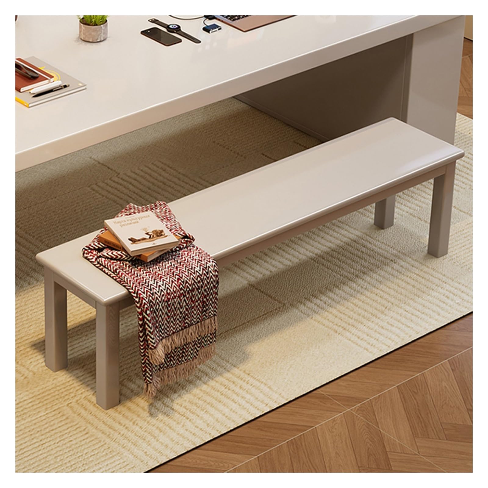 Banc d'entrée en bois blanc pour optimiser l'espace de votre cuisine