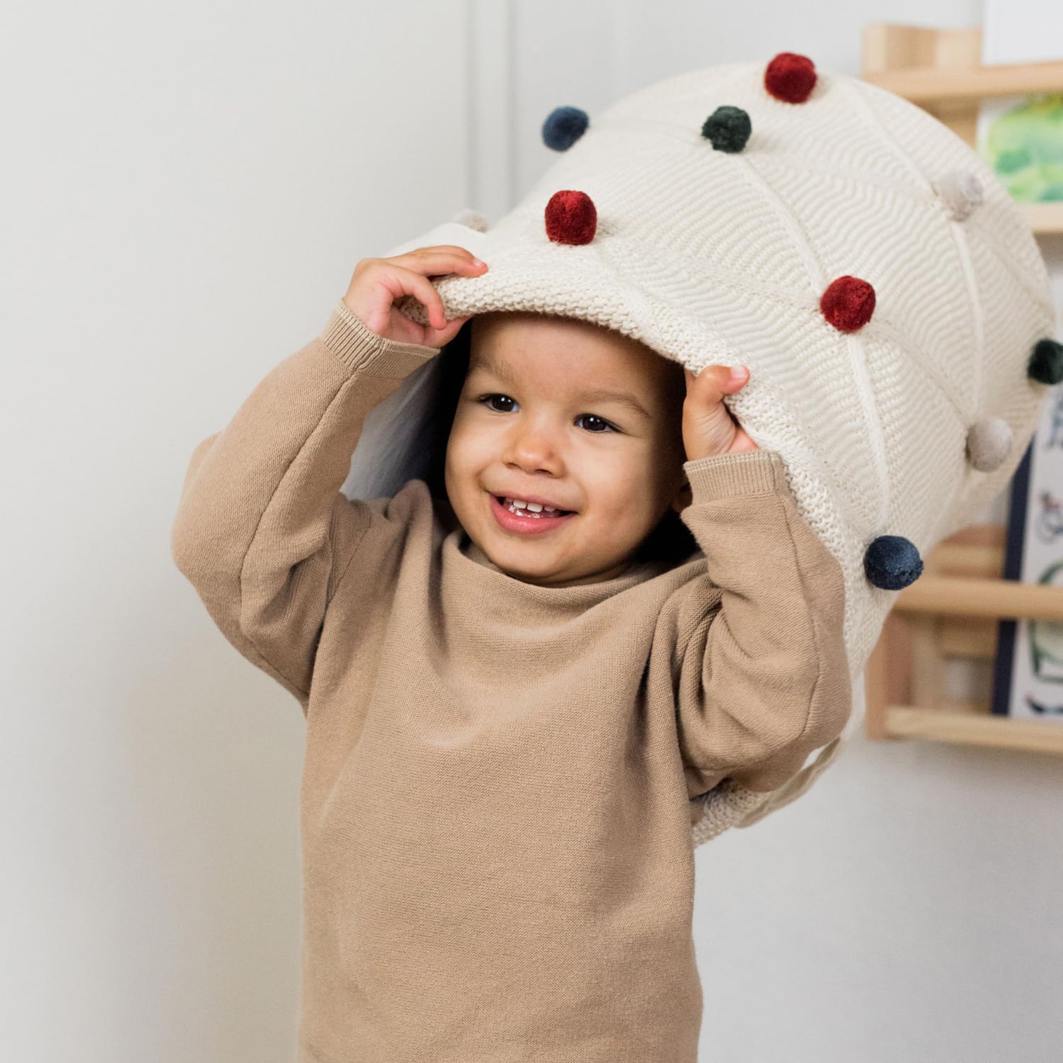 Kindsgut Aufbewahrungskorb Kinder Baumwolle mit Pompons, Creme | Spielzeugkorb 30x35 cm, weich und rund, für Kuscheltiere, Spielzeug, Decken und Wäsche, Kinderzimmer, Ordnung lernen, Unisex