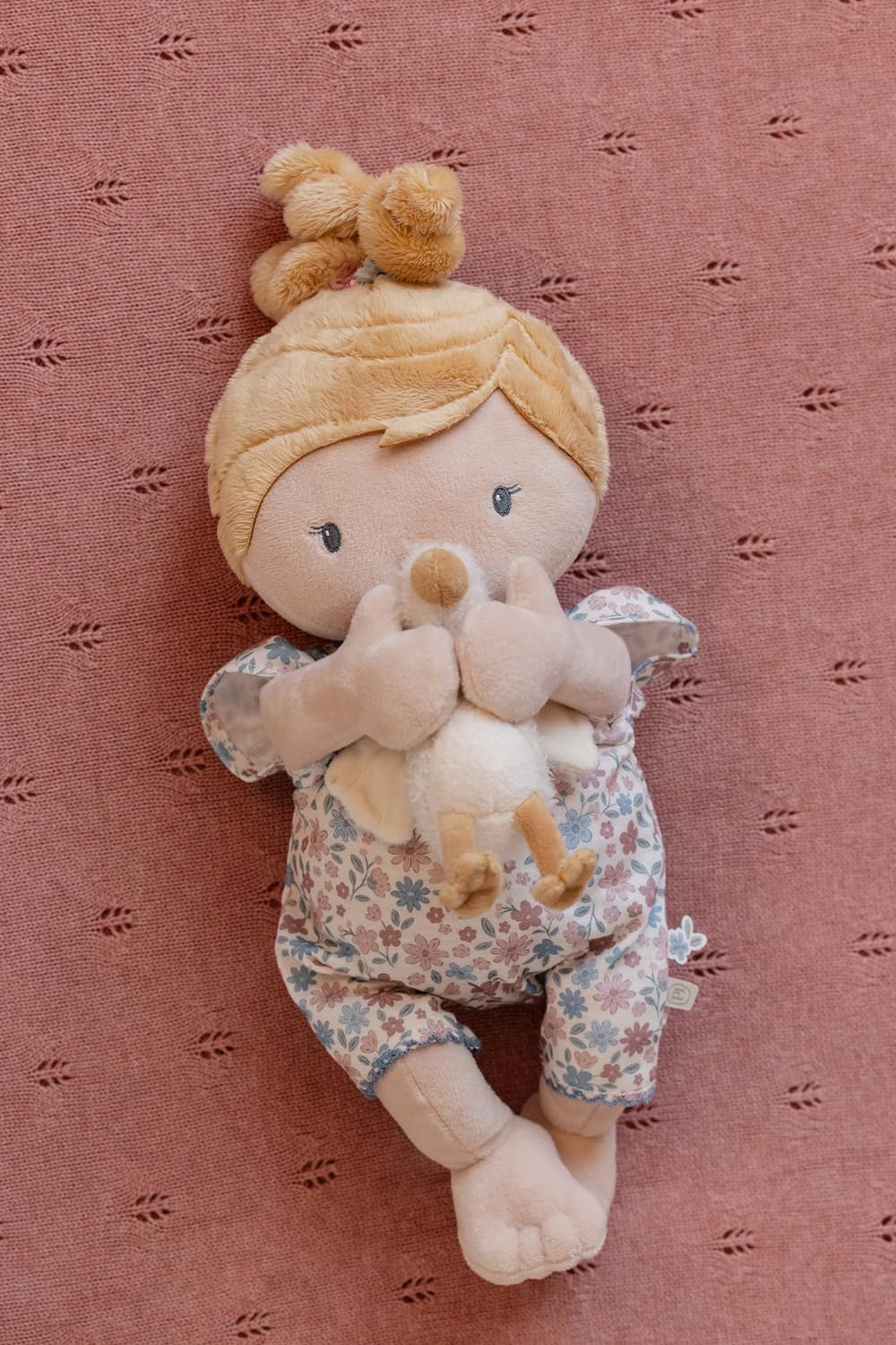 Little Dutch Muñeca de tela Julia – Juego de muñecas – Manos magnéticas – con botella magnética – Incluye pelele y peluche de ganso – para niñas a partir de 12 meses