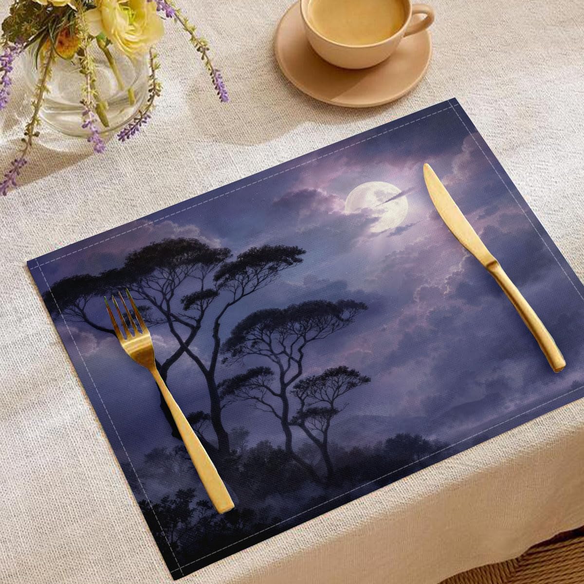 Forêt brumeuse et arbre solitaire sur ce set de table lavable haut de gamme résistant à la chaleur