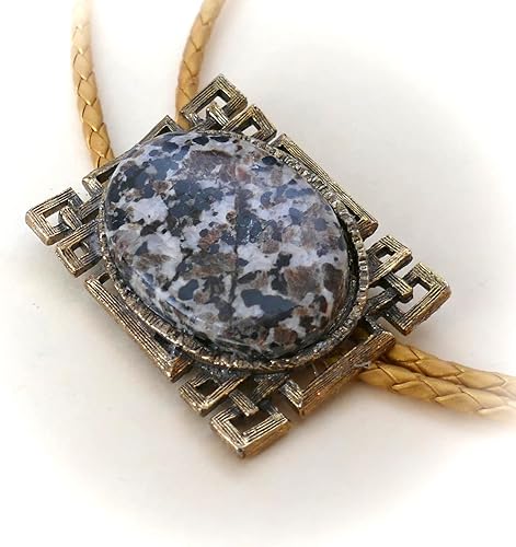 Miniatura 5 de Esta corbata de bolo para hombre tiene un ajuste de calado dorado que sostiene una piedra dálmata de 1.181 x 1.575 in con cordón dorado metálico y