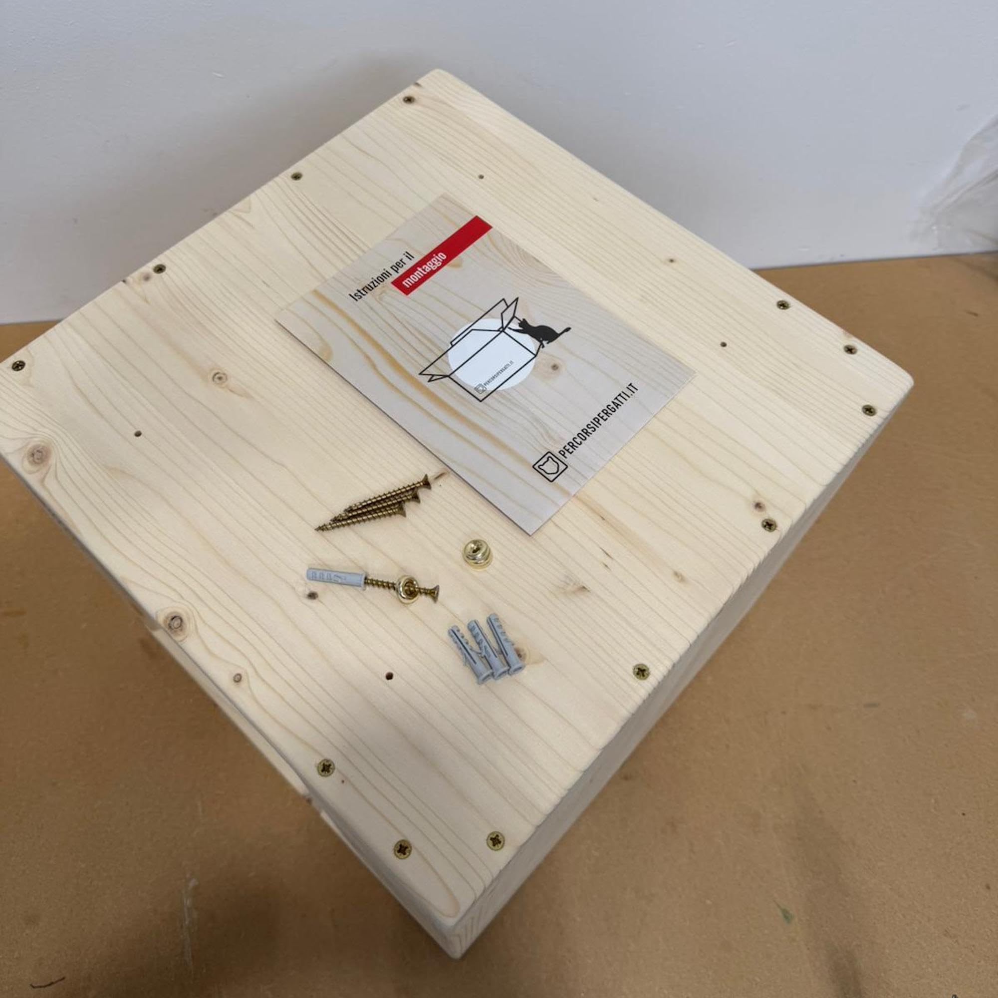 Cubo Cuccia Gatto 40x40x40cm, in Legno d'Abete PEFC Fatto a Mano, grafica Cuore e Cuscino Verde Lavabile, Cuccia per Gatti per Riposo, Giocare, e arrampicarsi, fino a 20 KG – Percorsipergatti