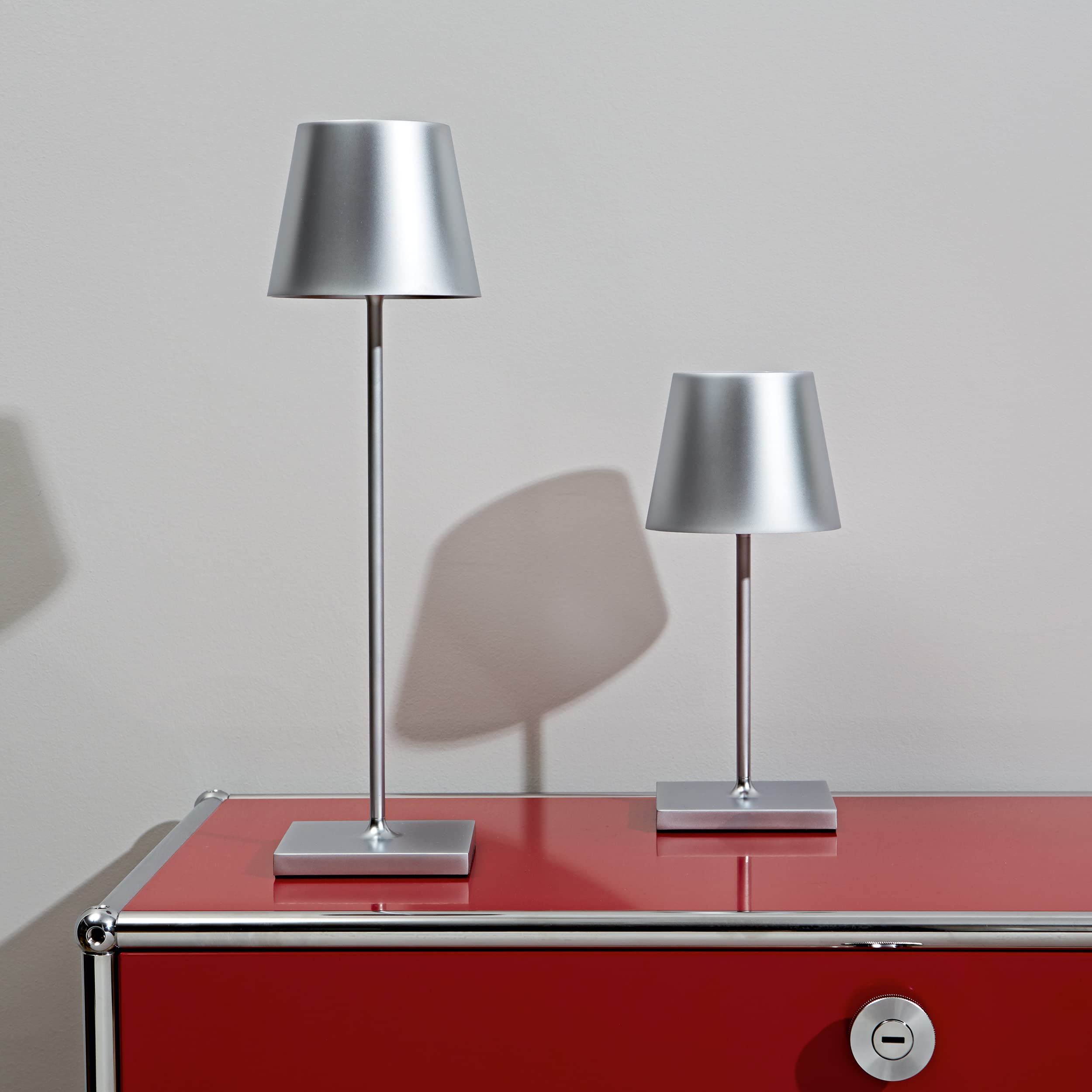 SIGOR Nuindie - Dimmbare LED Akku-Tischlampe Indoor & Outdoor, aufladbar mit Easy-Connect, 12h Leuchtdauer, silber
