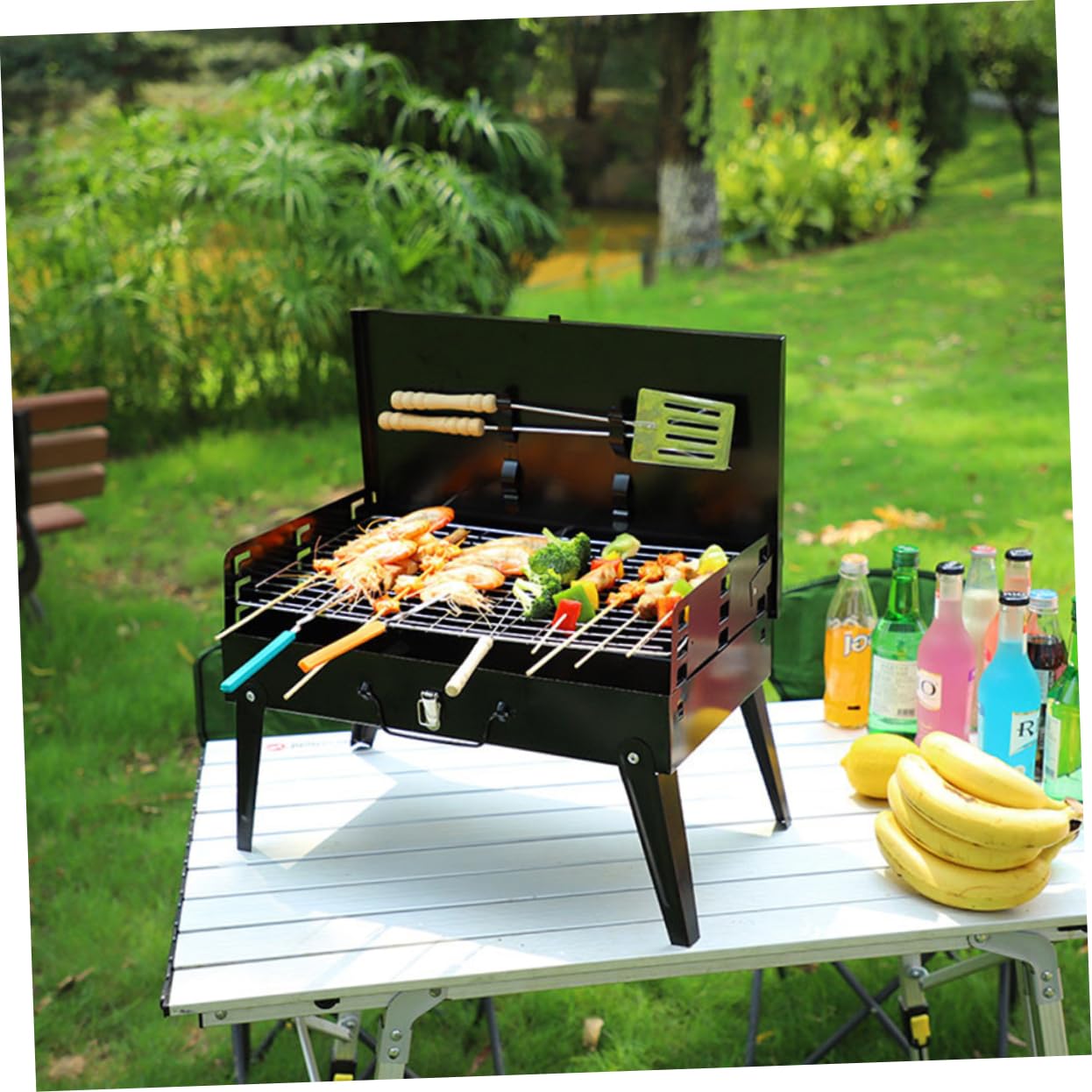 YARNOW Tragbarer Camping Grill aus Eisen mit Fein Polierten Kanten und Klappbarem Design Stabiler Grillherd für Außenbereich Inklusive 2 Praktischer Grillbesteck Zubehörteile